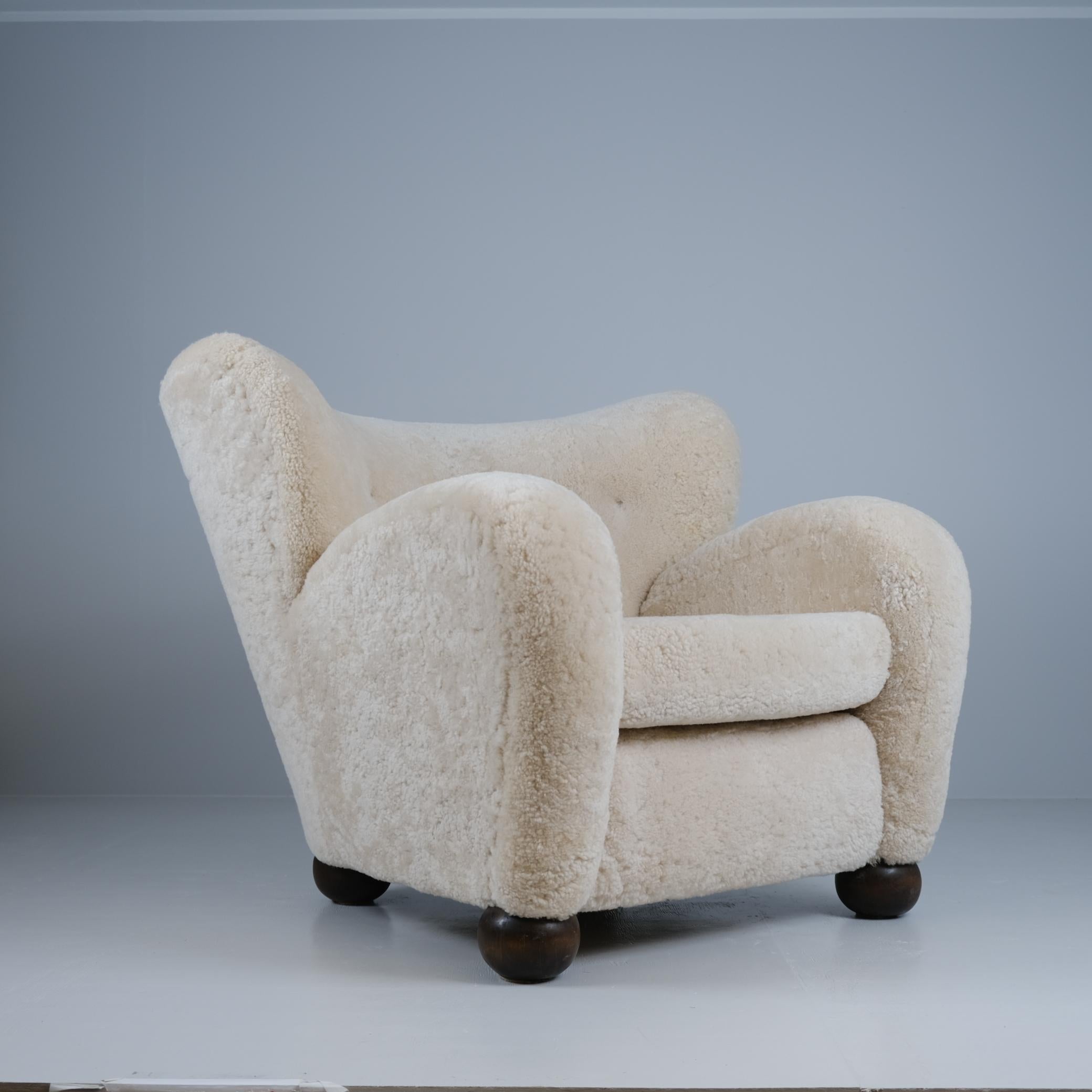 Finlandais Grand fauteuil Aulanko de Märta Blomstedt en peau de mouton naturelle au clair de lune, années 1940 en vente