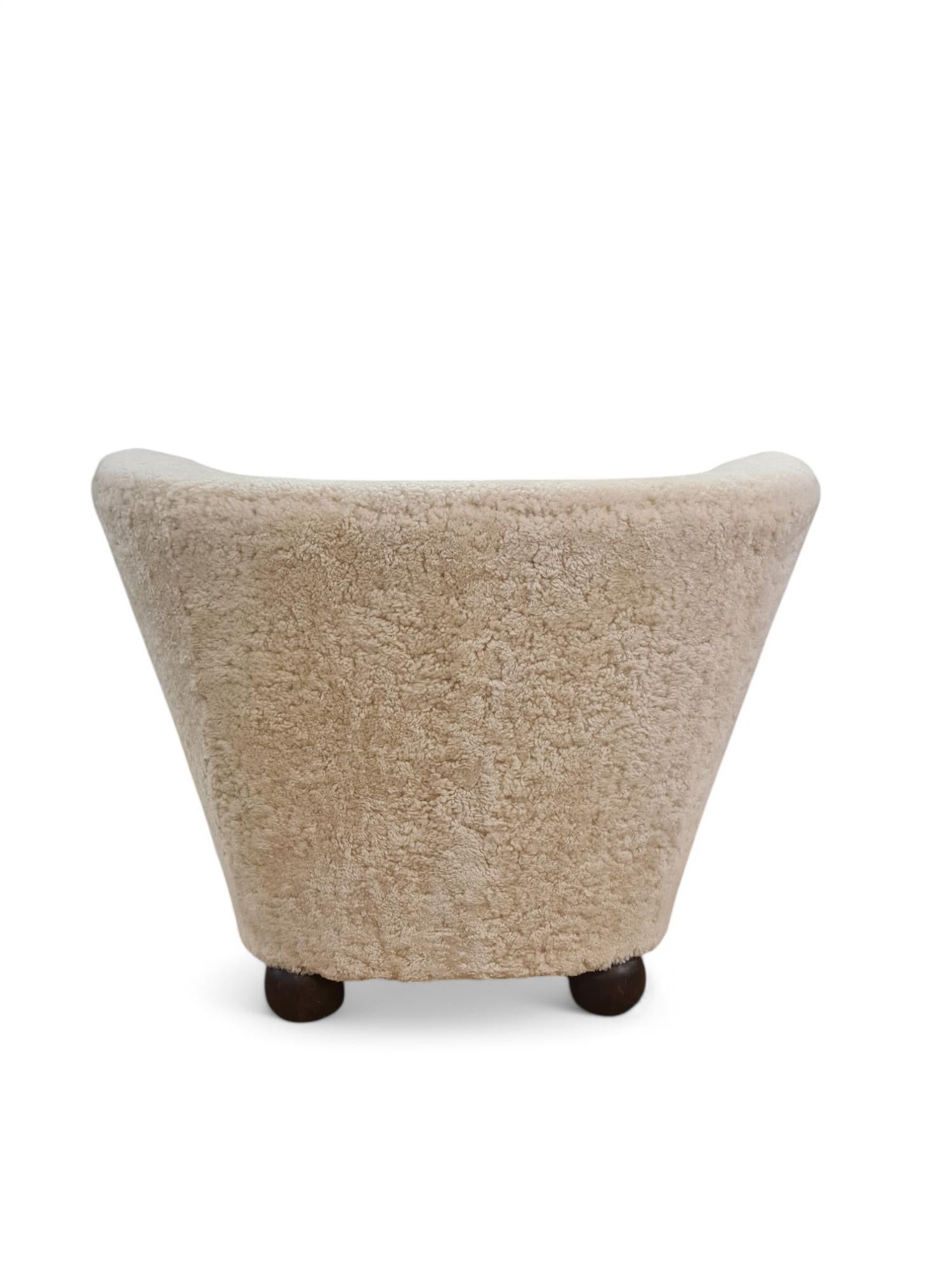 Large Märta Blomstedt Aulanko Armchair in Moonlight Natural Sheepskin, 1940s In Good Condition For Sale In Helsinki, FI