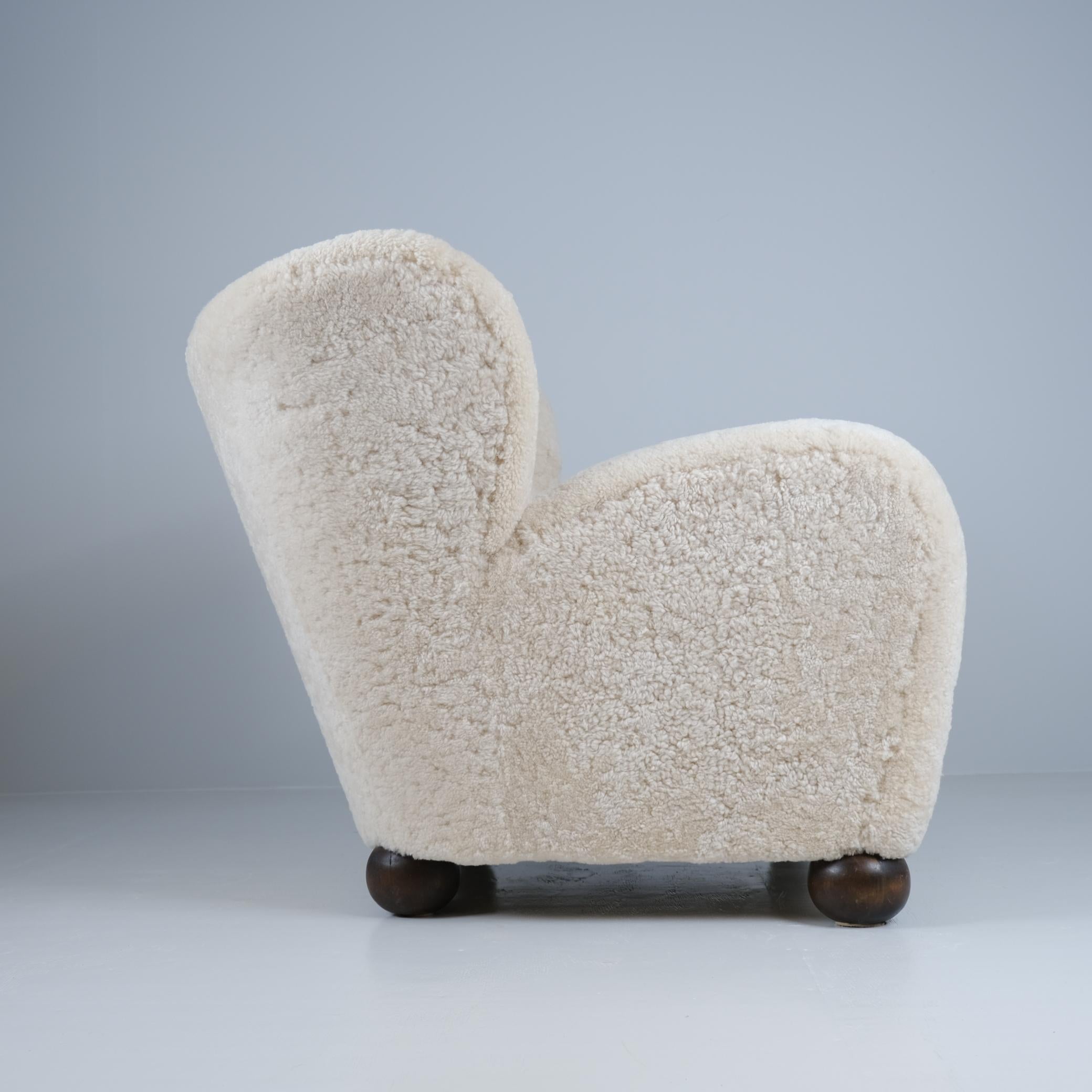 Grand fauteuil Aulanko de Märta Blomstedt en peau de mouton naturelle au clair de lune, années 1940 Bon état - En vente à Helsinki, FI