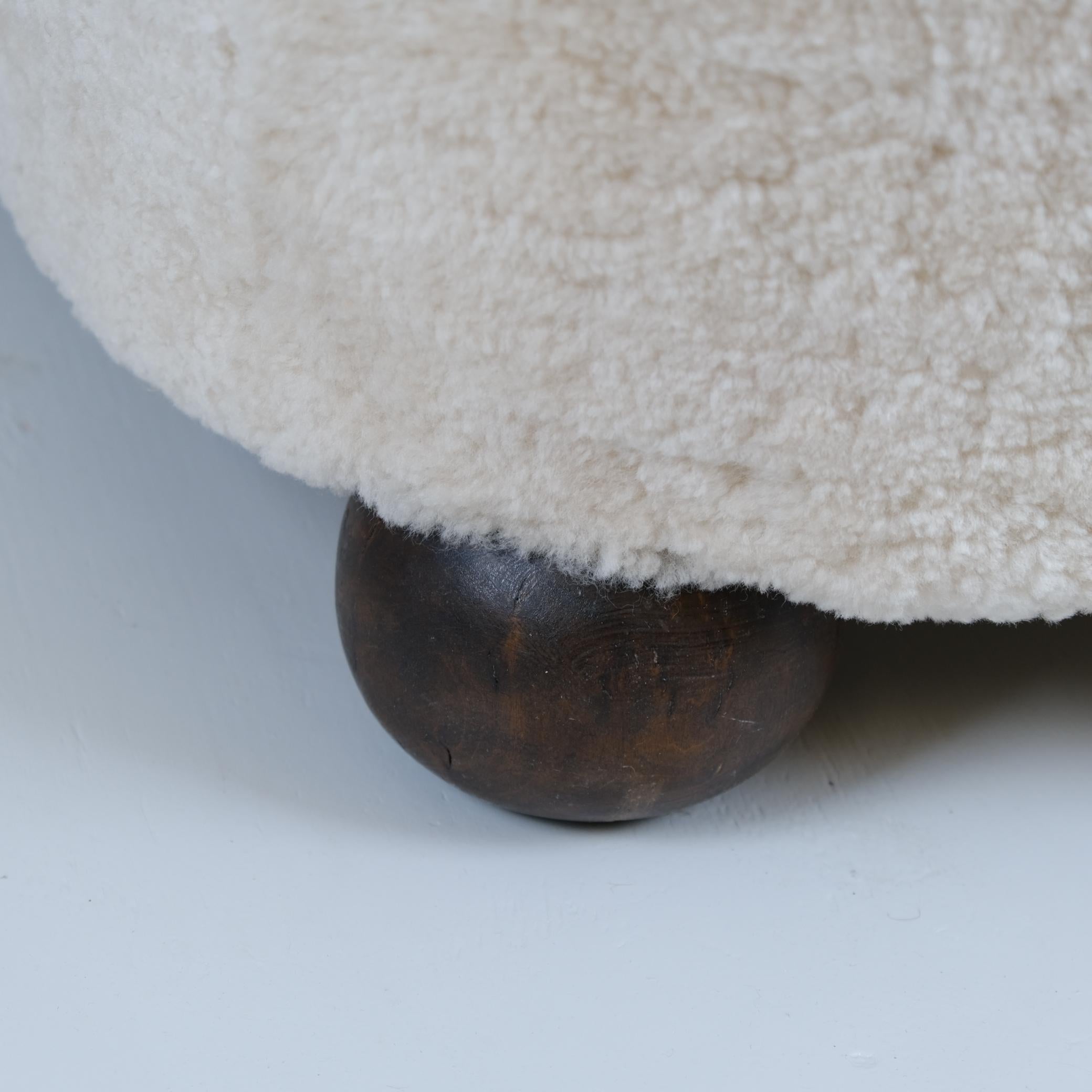 Cuir de mouton Grand fauteuil Aulanko de Märta Blomstedt en peau de mouton naturelle au clair de lune, années 1940 en vente