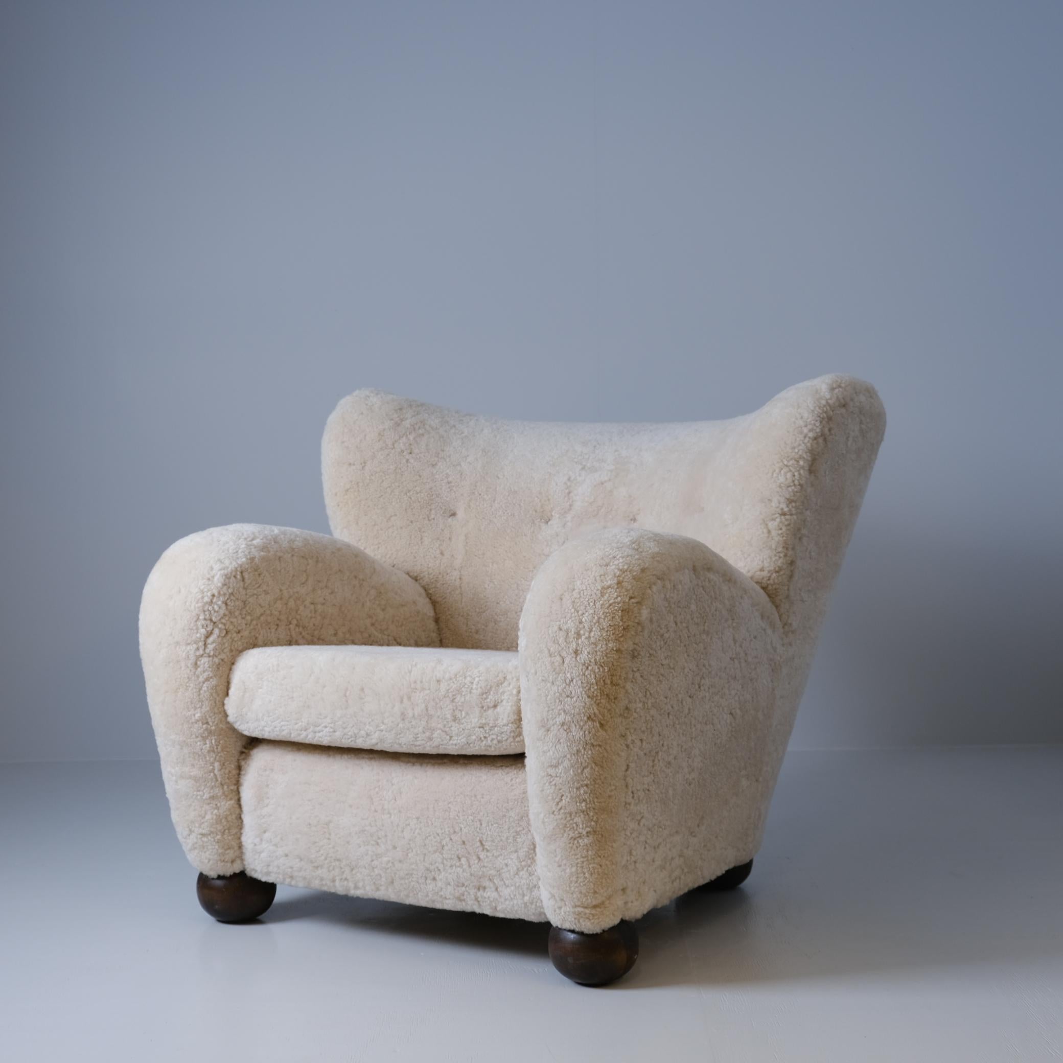 Grand fauteuil Aulanko de Märta Blomstedt en peau de mouton naturelle au clair de lune, années 1940 en vente 2