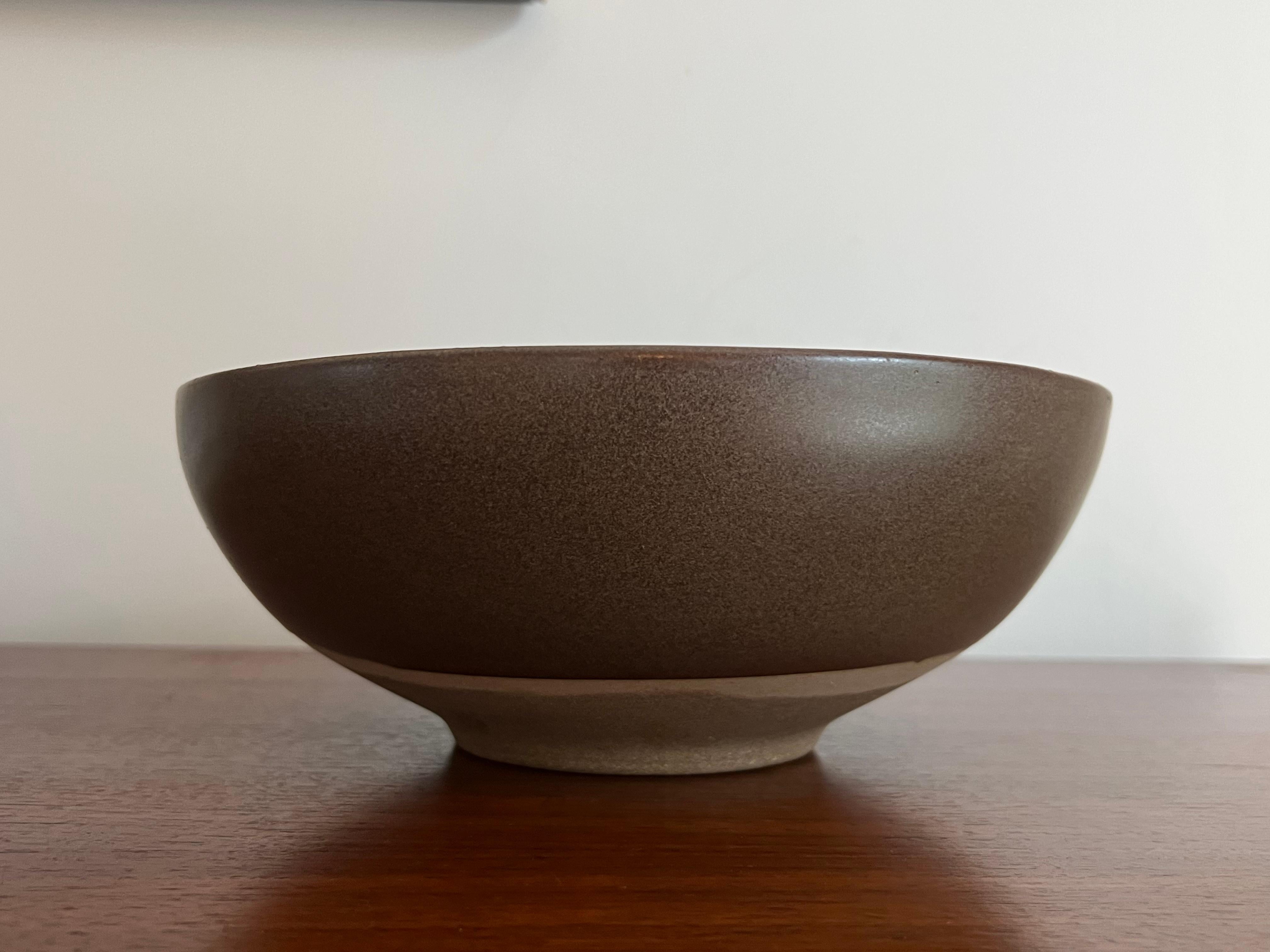American Large Martz Centerpiece Bowl by Jane and Gordon Martz, Marshall Studios, Ceramic For Sale