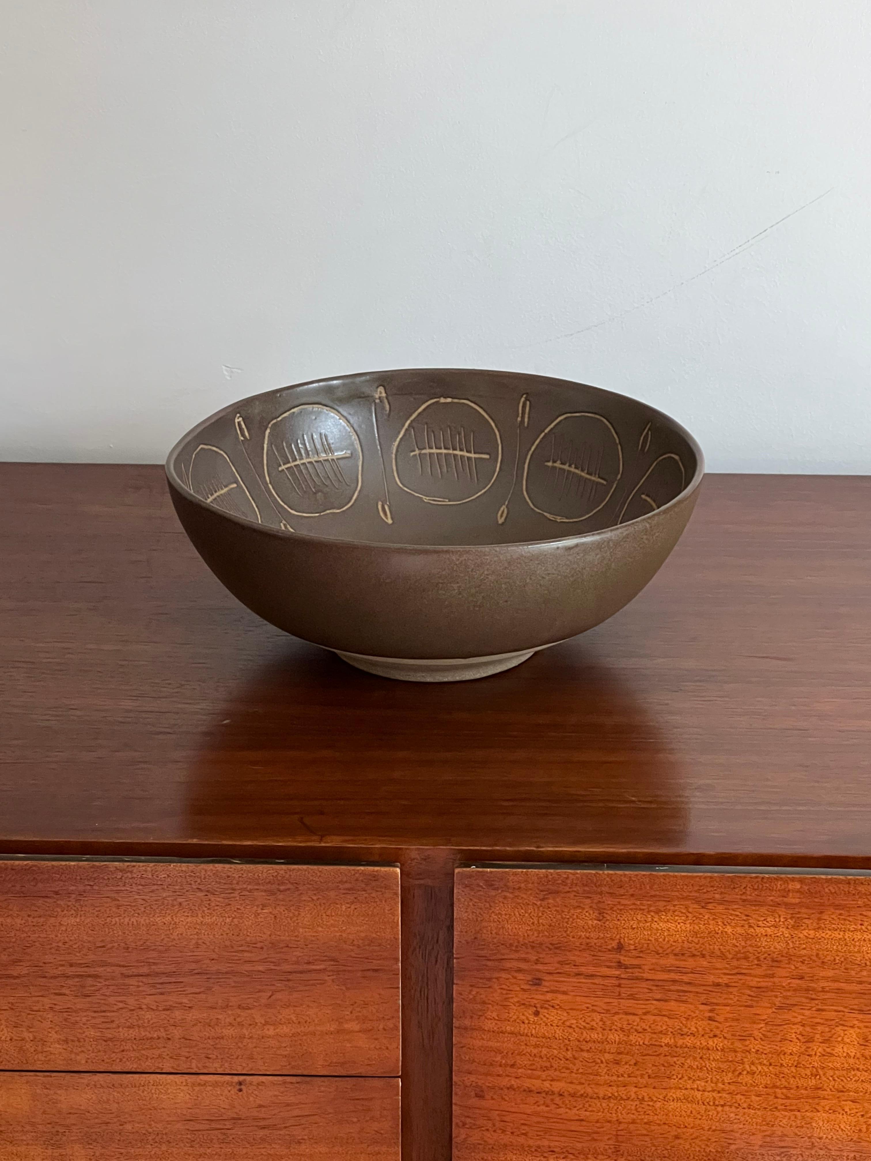 Mid-20th Century Large Martz Centerpiece Bowl by Jane and Gordon Martz, Marshall Studios, Ceramic For Sale