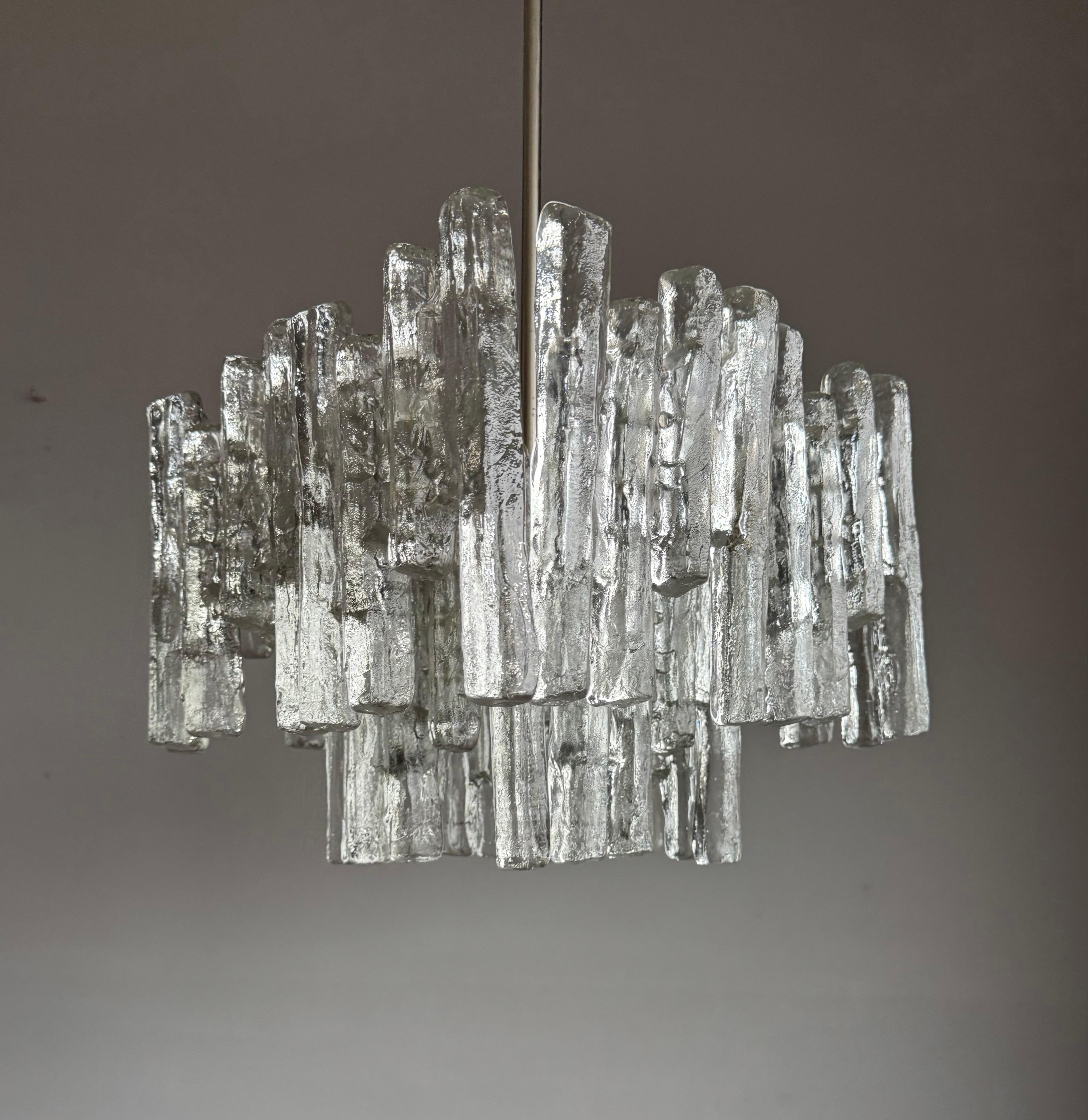 Large Mid-Century Kalmar Chandelier with Iced Murano Glass and Nickel, Austria/Italy, 1960s.

This stunning Mid-Century chandelier, attributed to Kalmar, is a rare find from the 1960s, crafted in Austria and Italy. It features a striking two-tier