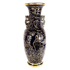 Grande vaso da pavimento Mason in ceramica “Ironstone”, blu cobalto e dorato, con manici a forma di drago