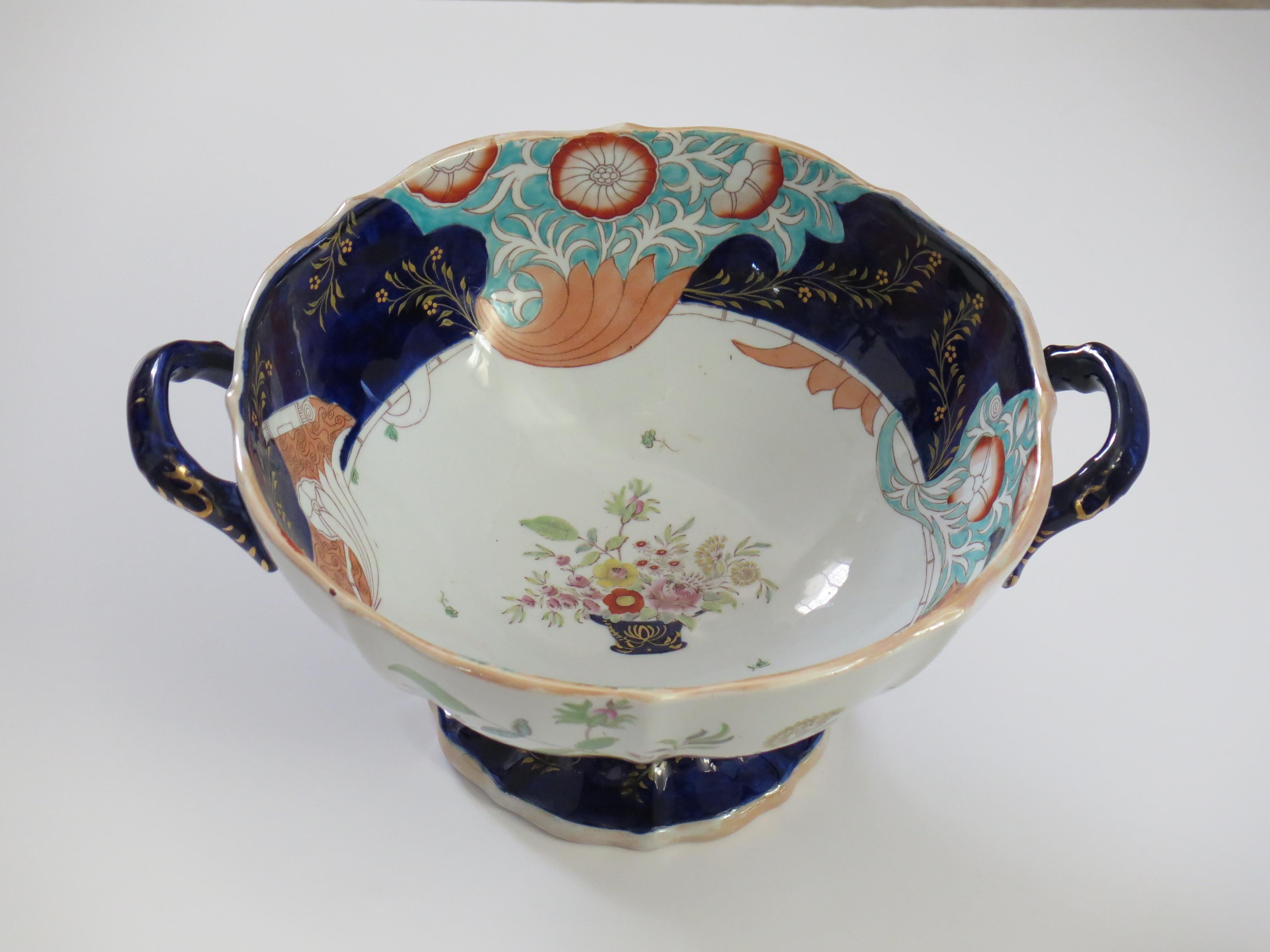 Si tratta di una grande Punch Bowl aperta a due manici realizzata da Mason's Ironstone in un bellissimo motivo chiamato: Cesto di foglie e fiori arricciati, realizzato all'inizio del XIX secolo, periodo William 1V, dal 1835 al 1840 circa.

Le grandi