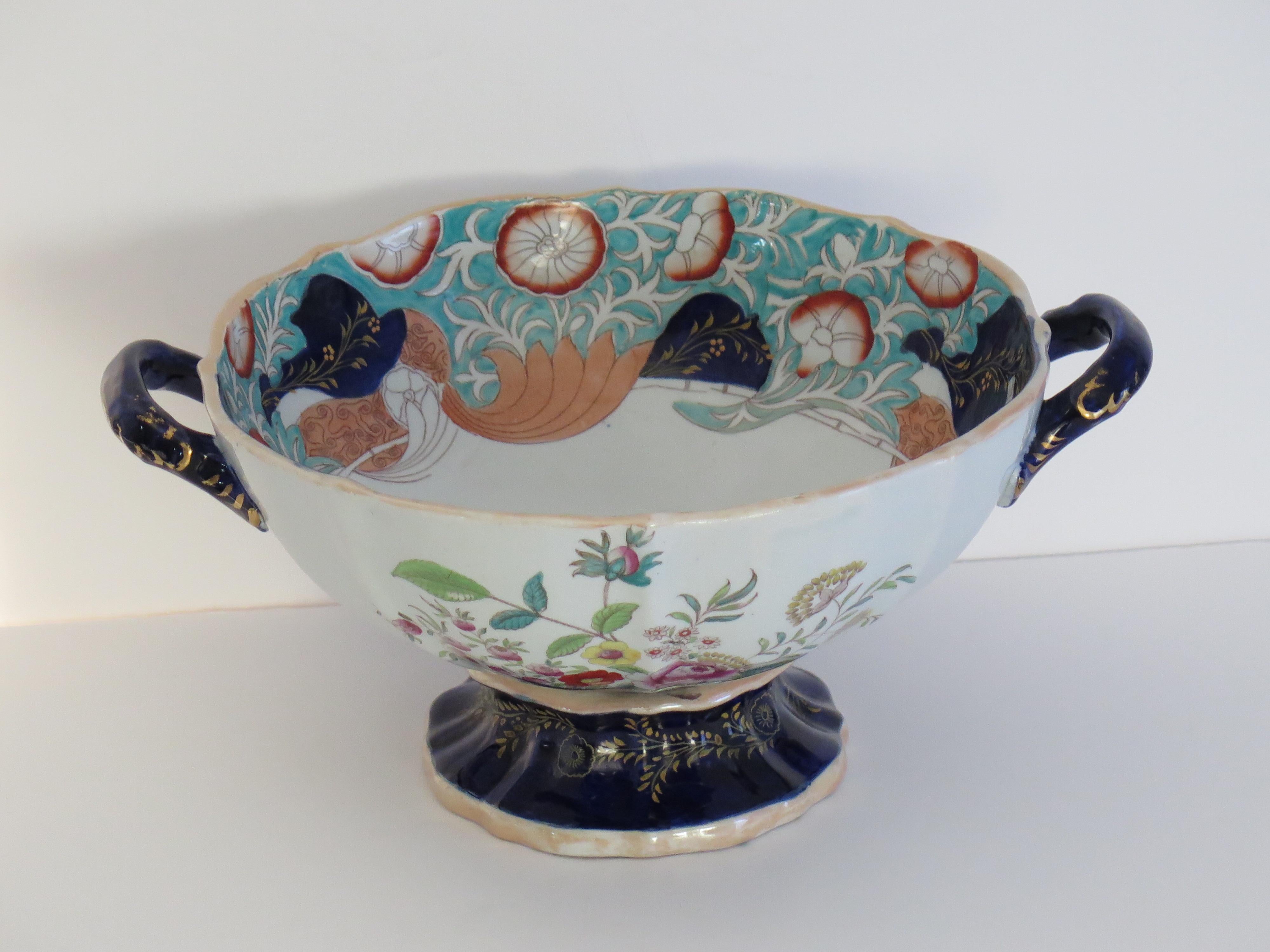 Guglielmo IV Grande ciotola da pranzo in pietra di Mason's Ironstone con cesto di foglie e fiori arricciati, circa 1838 in vendita