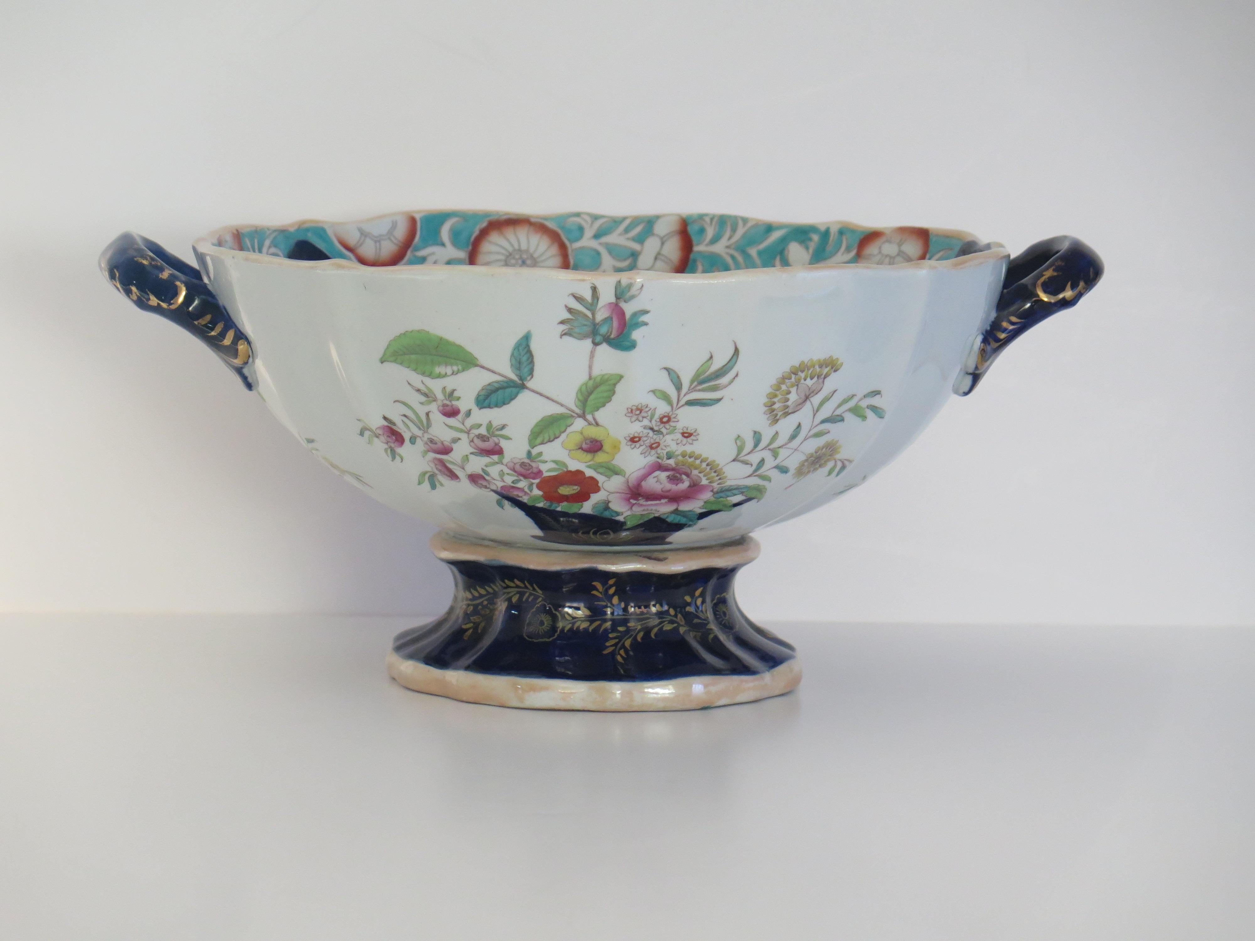 XIX secolo Grande ciotola da pranzo in pietra di Mason's Ironstone con cesto di foglie e fiori arricciati, circa 1838 in vendita