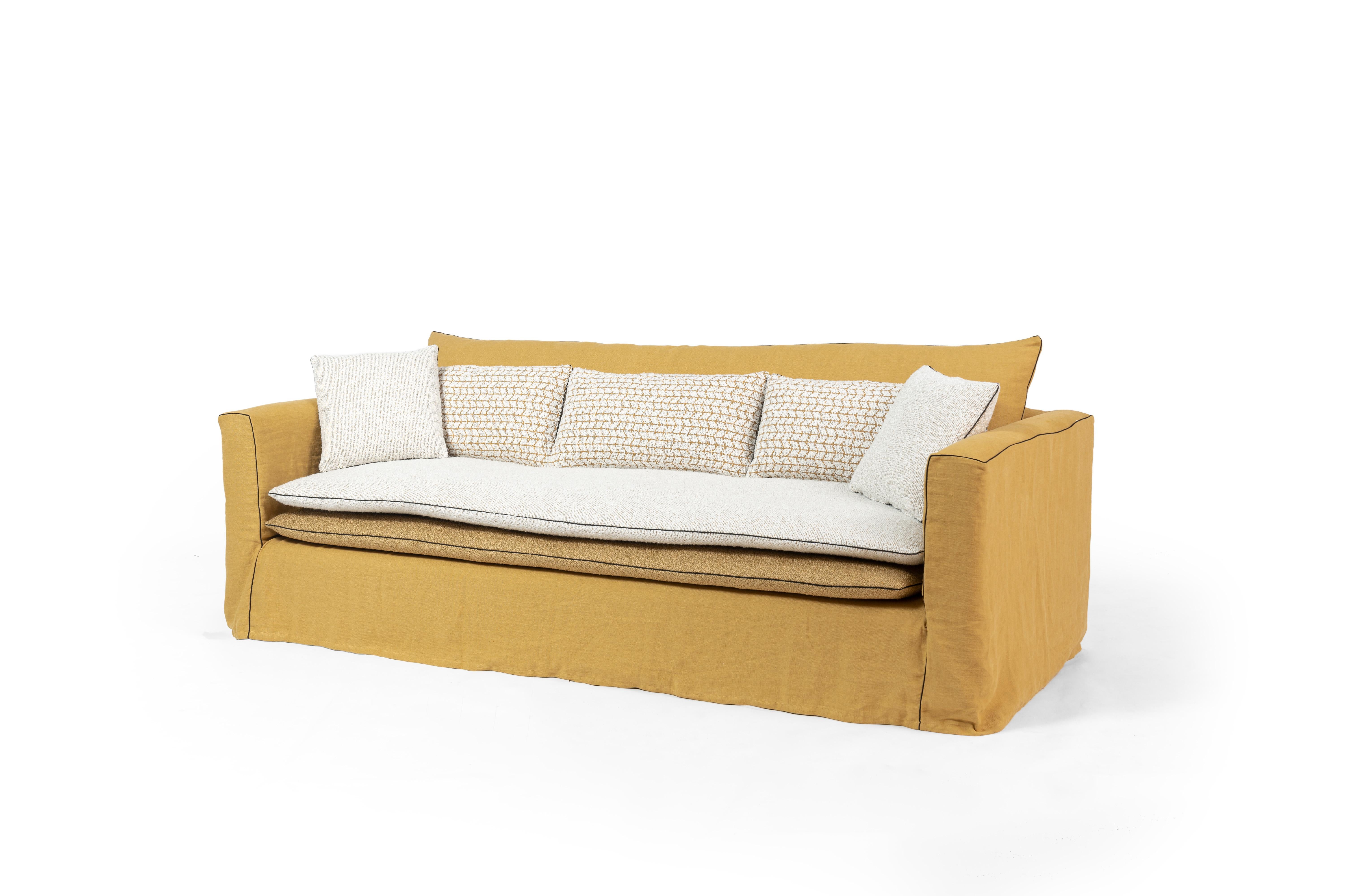 Sofá grande Massai by RALPH M
Dimensiones: An 230 x Pr 103 x Al 85 cm. 
Materiales: Haya maciza, Paneles de aglomerado, Tejido.

Detalles: 
Estructura: Haya maciza y paneles de aglomerado.
Muelle del asiento: Cinchas elásticas entrelazadas.
Cojín