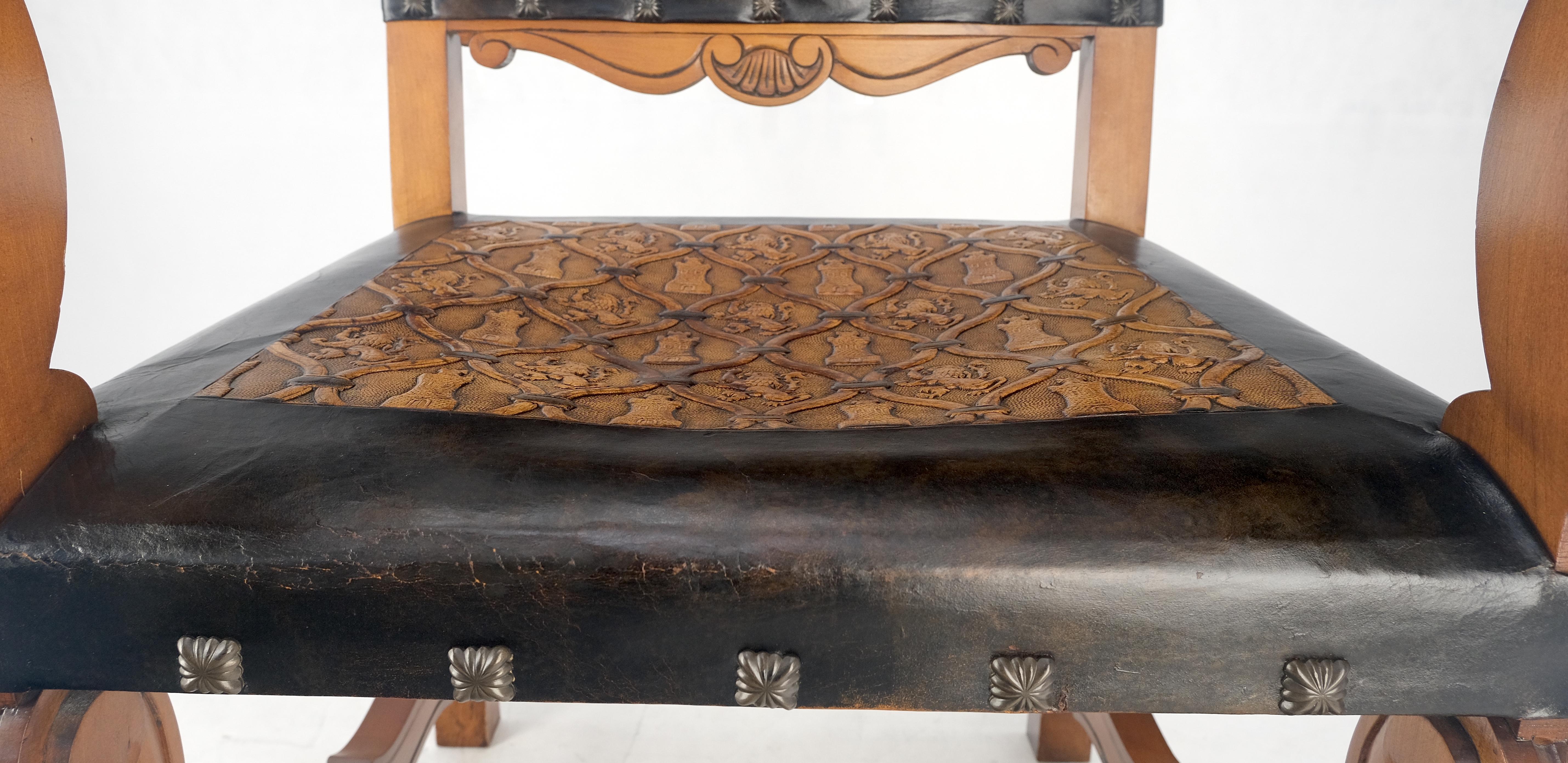 Gran Sillón Masivo Tallado Pies de Garra Fino Tapizado de Cuero de León Repujado en venta 4