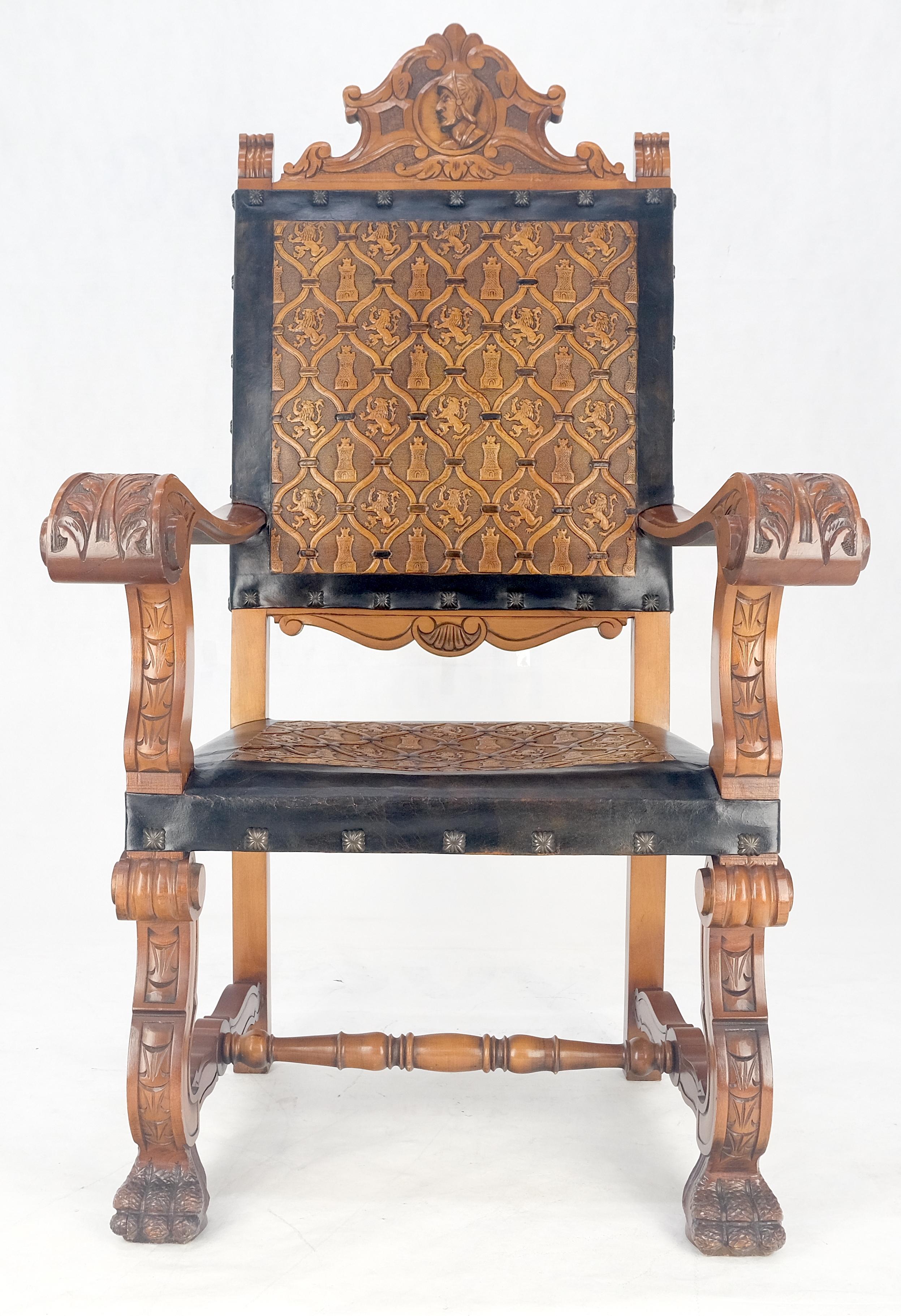 Gran Sillón Masivo Tallado Pies de Garra Fino Tapizado de Cuero de León Repujado en venta 6