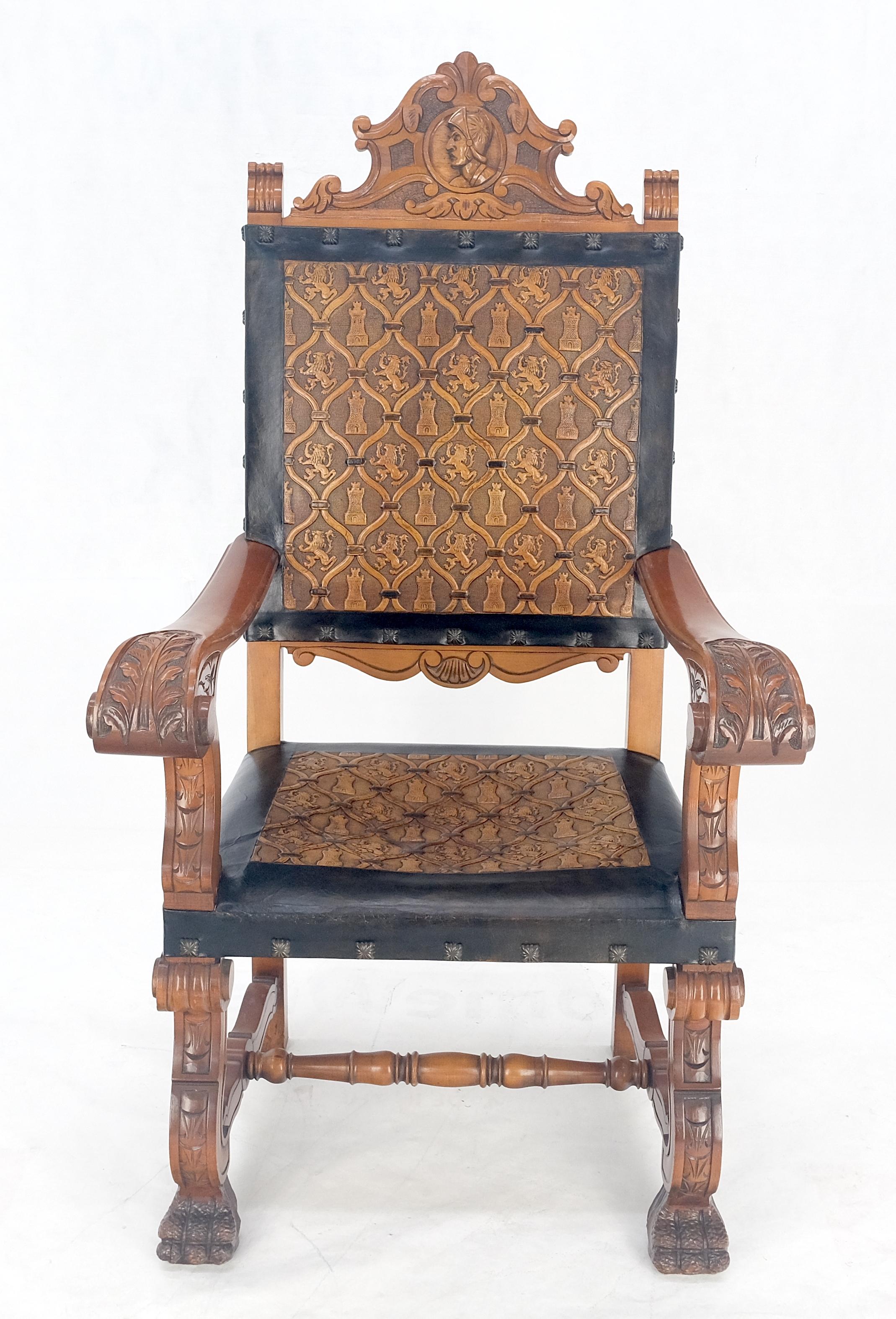 Gran Sillón con Pies de Garra Tallados con Fino Relieve Tapizado en Piel de León ¡MENTE!