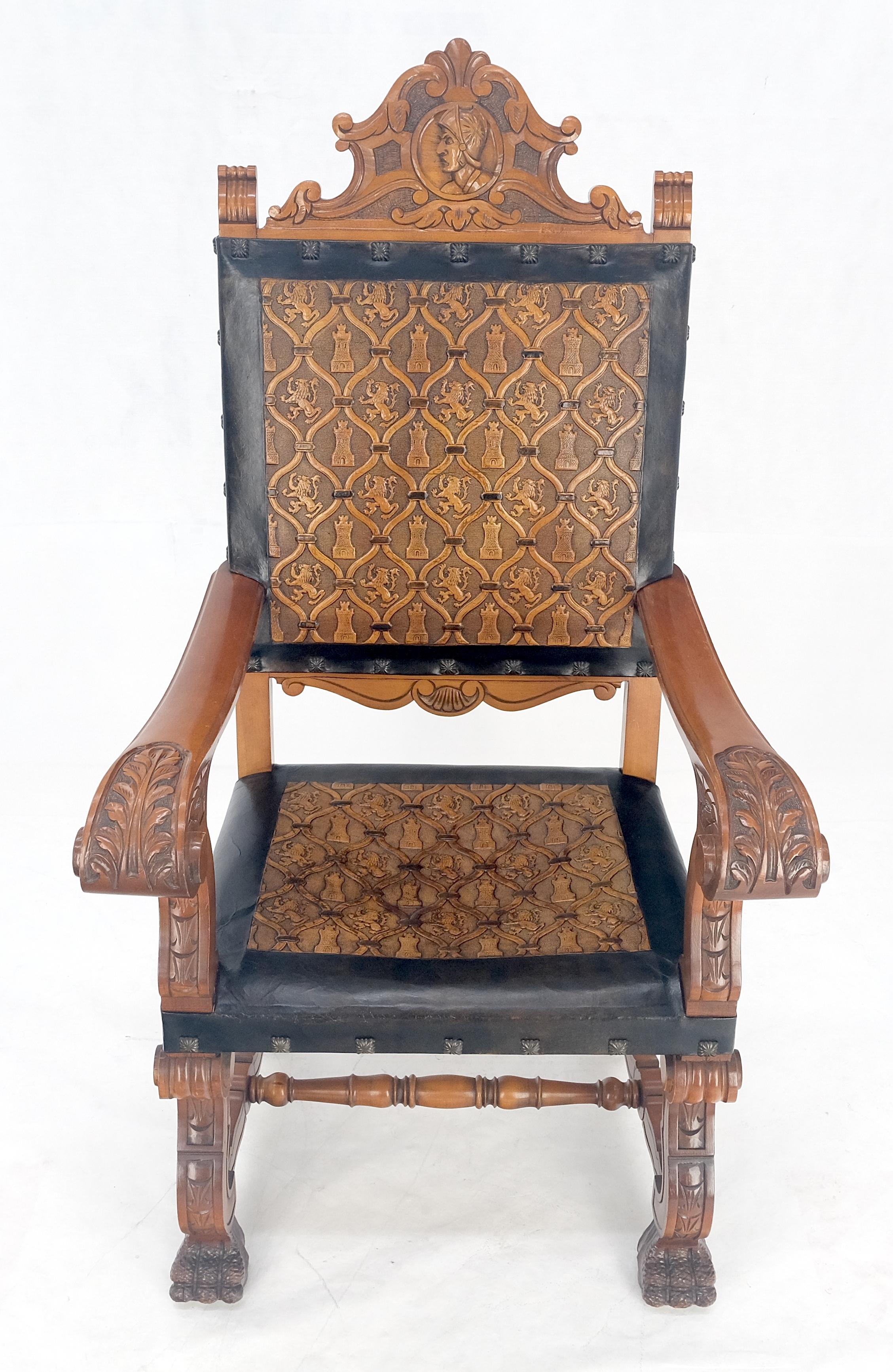 Gran Sillón Masivo Tallado Pies de Garra Fino Tapizado de Cuero de León Repujado Colonial español en venta