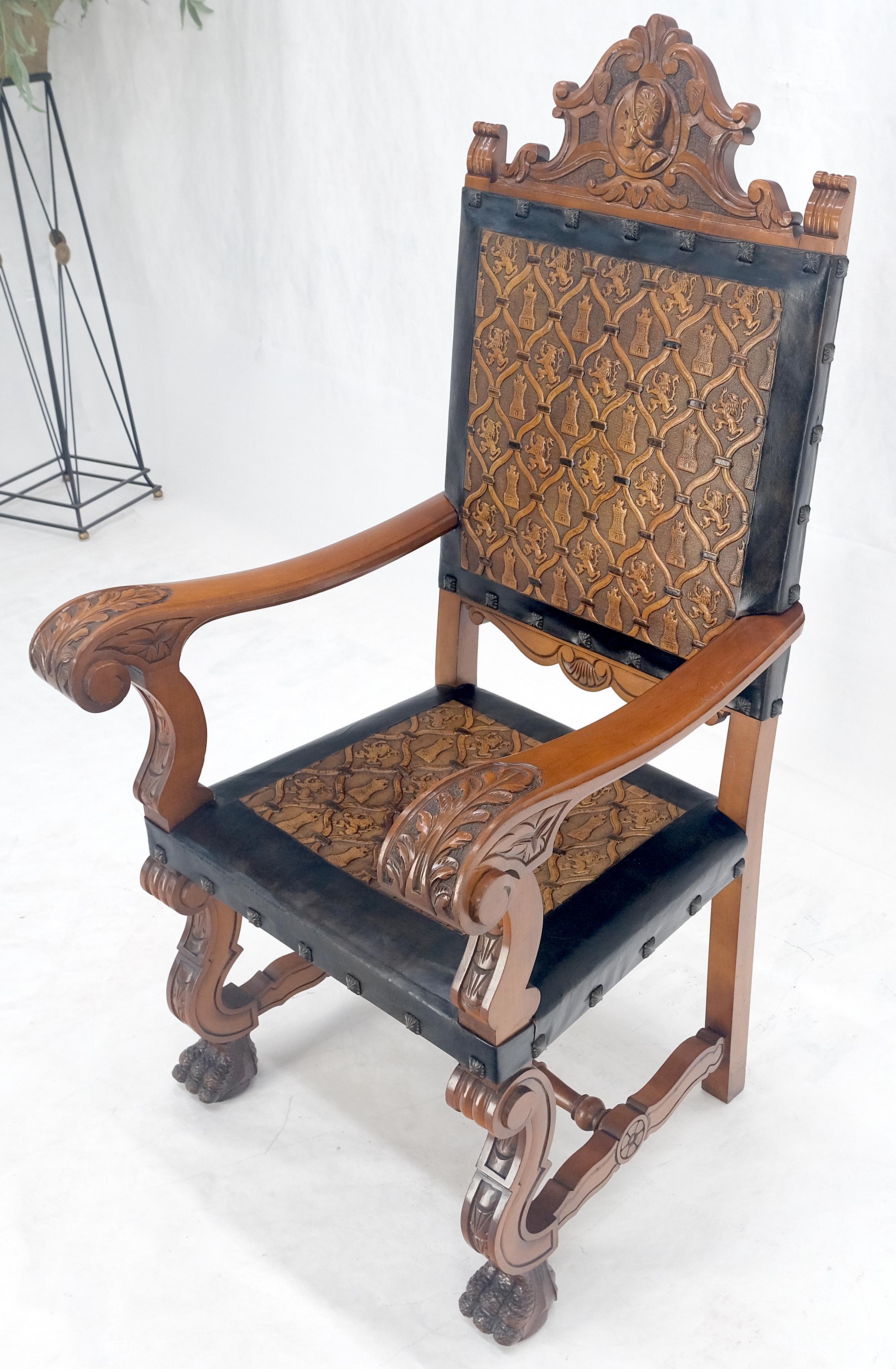 Gran Sillón Masivo Tallado Pies de Garra Fino Tapizado de Cuero de León Repujado Italiano en venta
