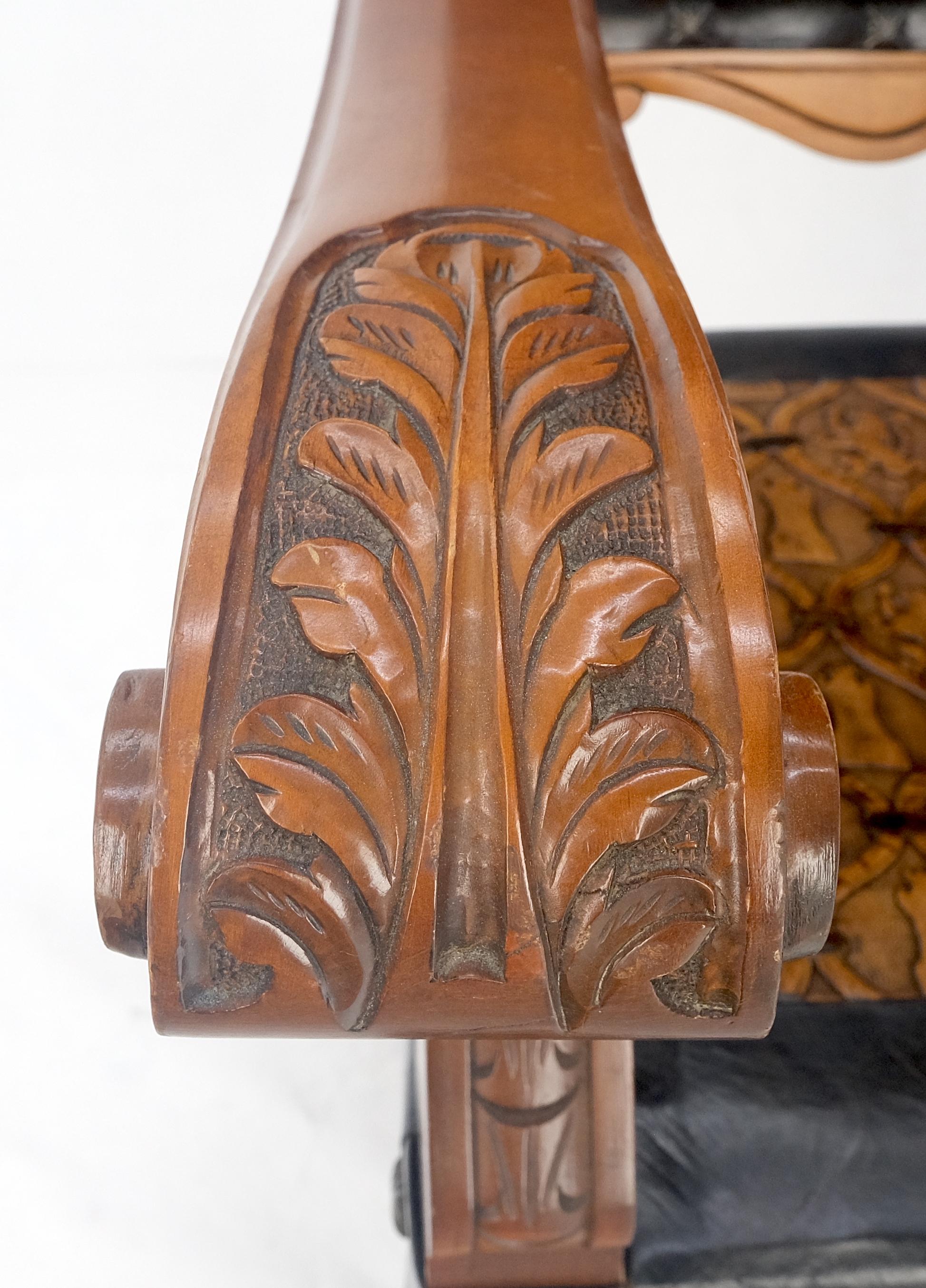 Gran Sillón Masivo Tallado Pies de Garra Fino Tapizado de Cuero de León Repujado siglo XX en venta