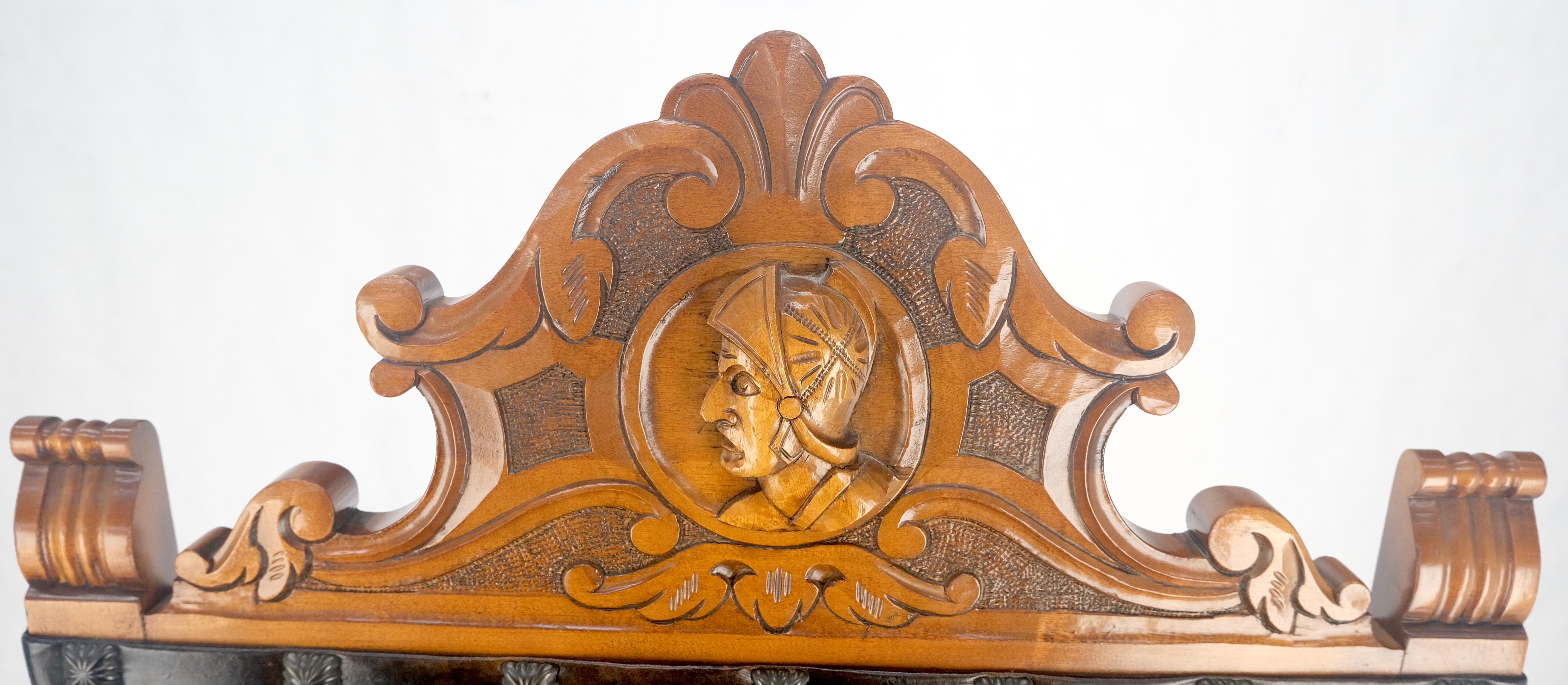 Gran Sillón Masivo Tallado Pies de Garra Fino Tapizado de Cuero de León Repujado en venta 1