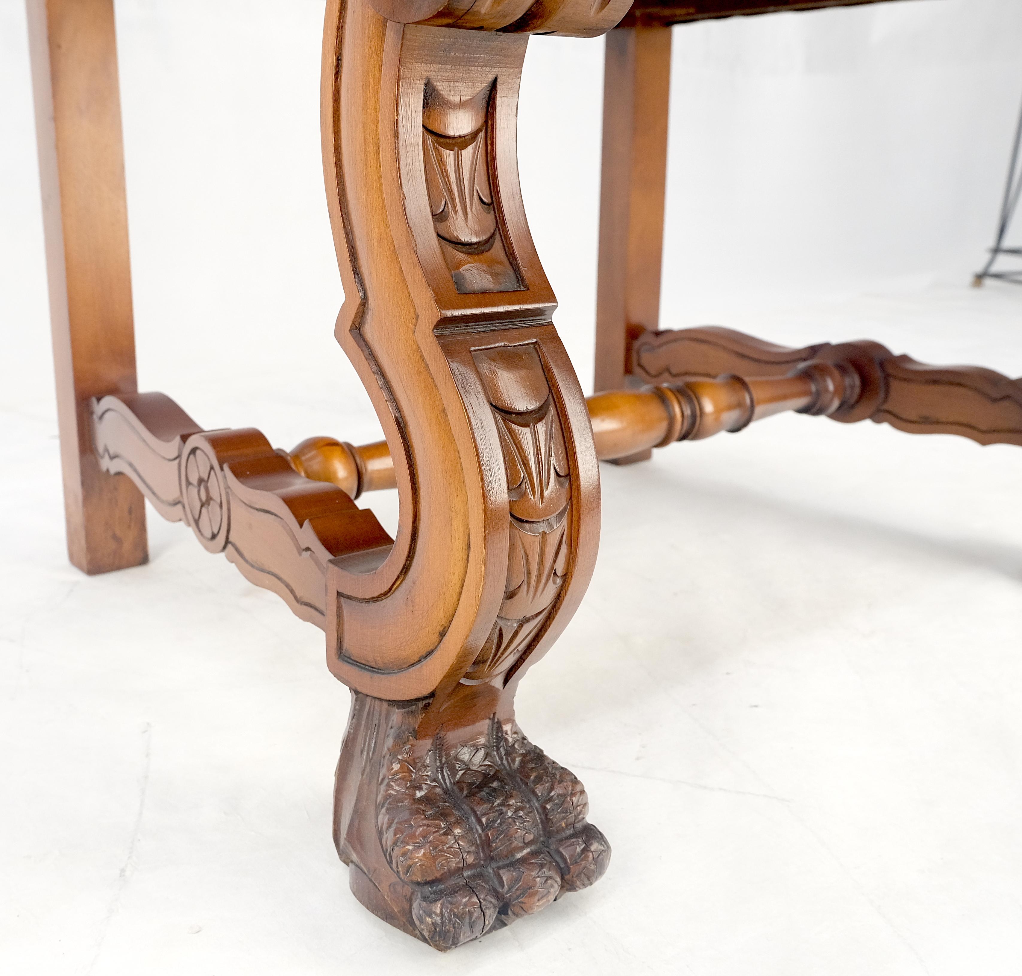 Gran Sillón Masivo Tallado Pies de Garra Fino Tapizado de Cuero de León Repujado en venta 3