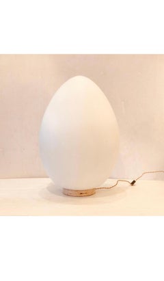 Gran lámpara huevo de cristal italiano sobre base de travertino de Ben Swildens