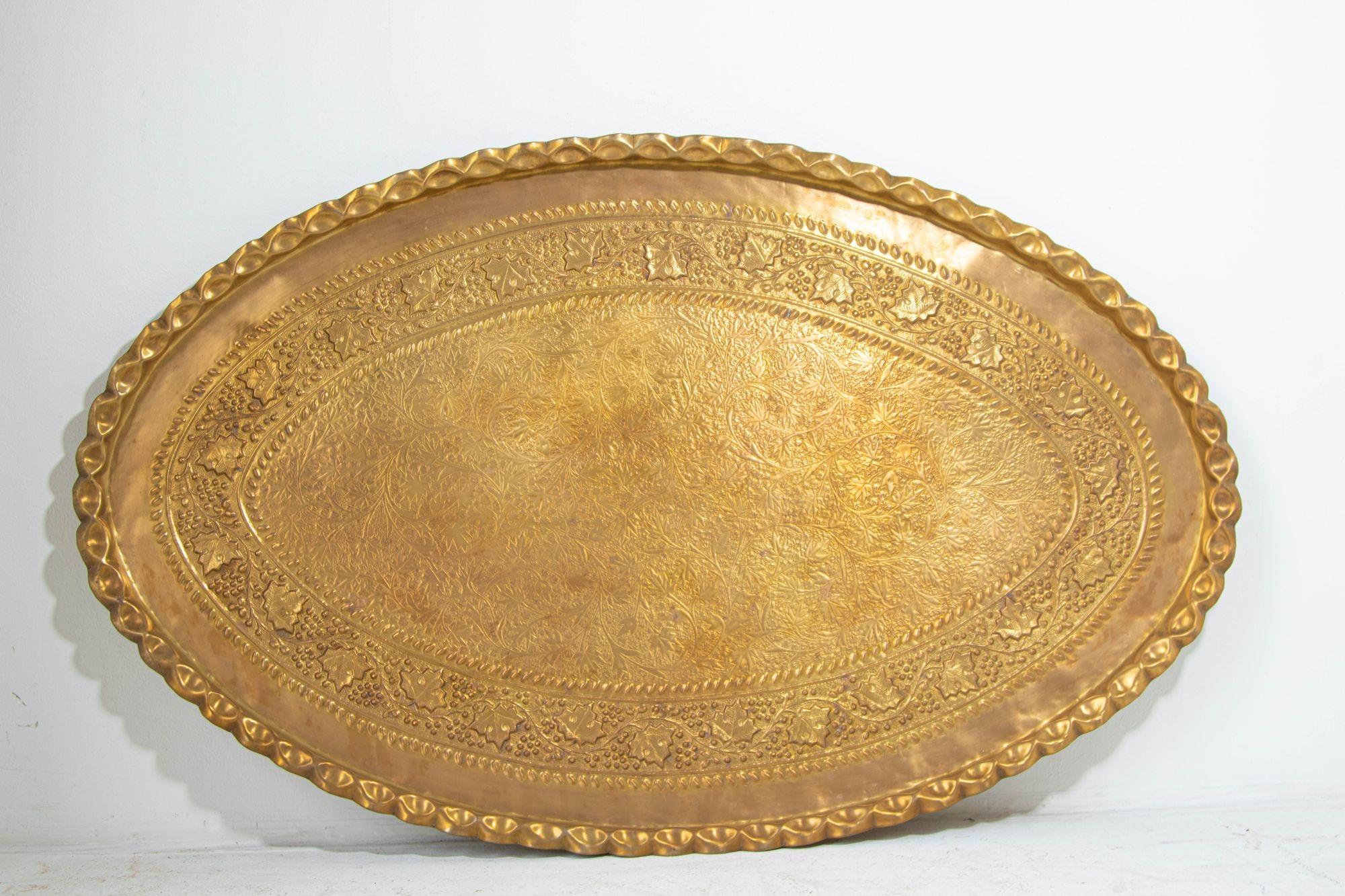 Große massive Mid-Century Messing marokkanische Oval Messing Tablett.
Handgearbeitetes, geätztes, sehr großes marokkanisches Tablett aus poliertem Messing.
Dieses ovale Messingtablett ist das größte, das wir je gesehen haben, es misst 53-1/2 