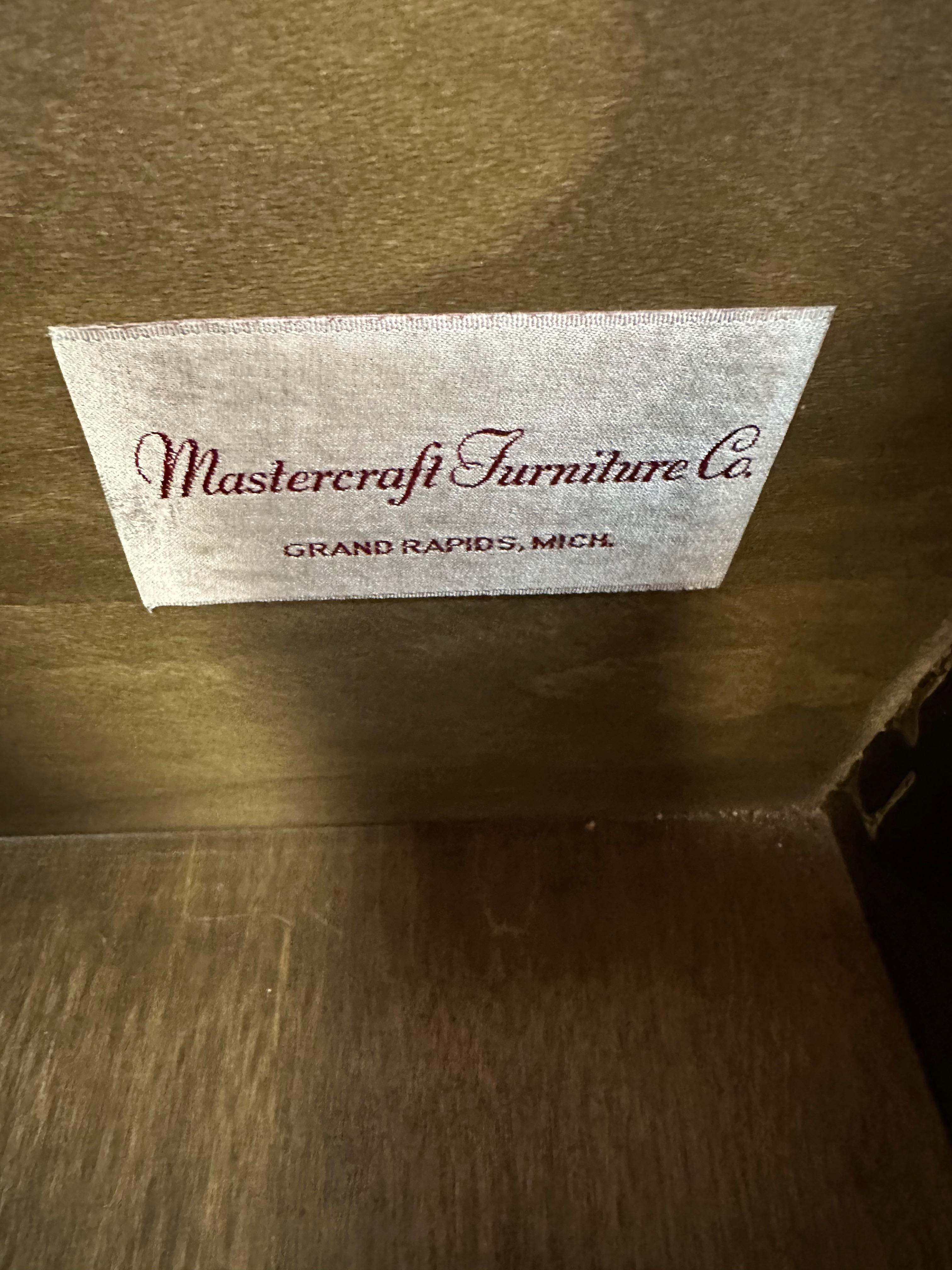 Grande tavolino o comodino Mastercraft in olmo e ottone con cassetto in vendita 3