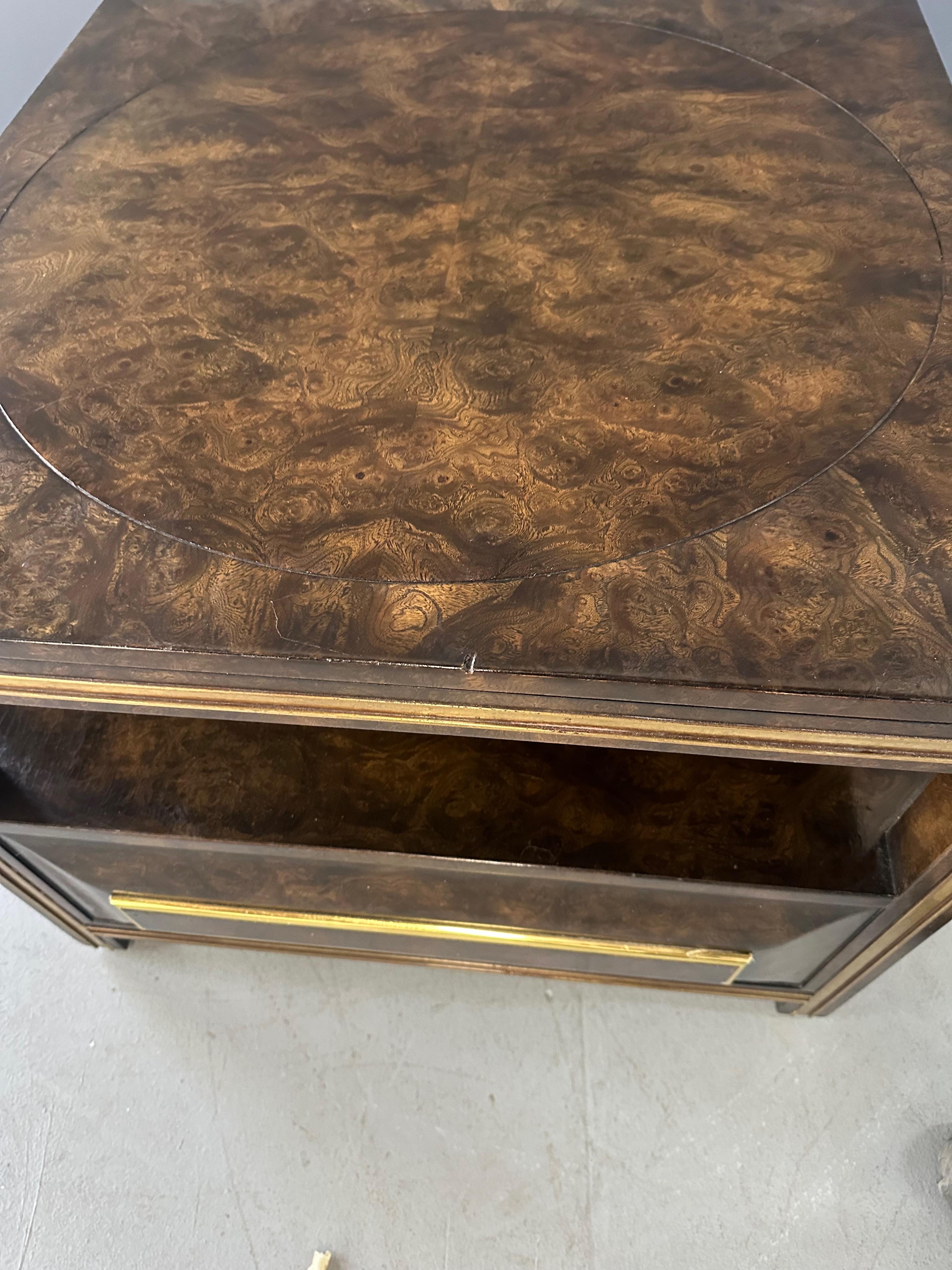Grande tavolino o comodino Mastercraft in olmo e ottone con cassetto in vendita 5