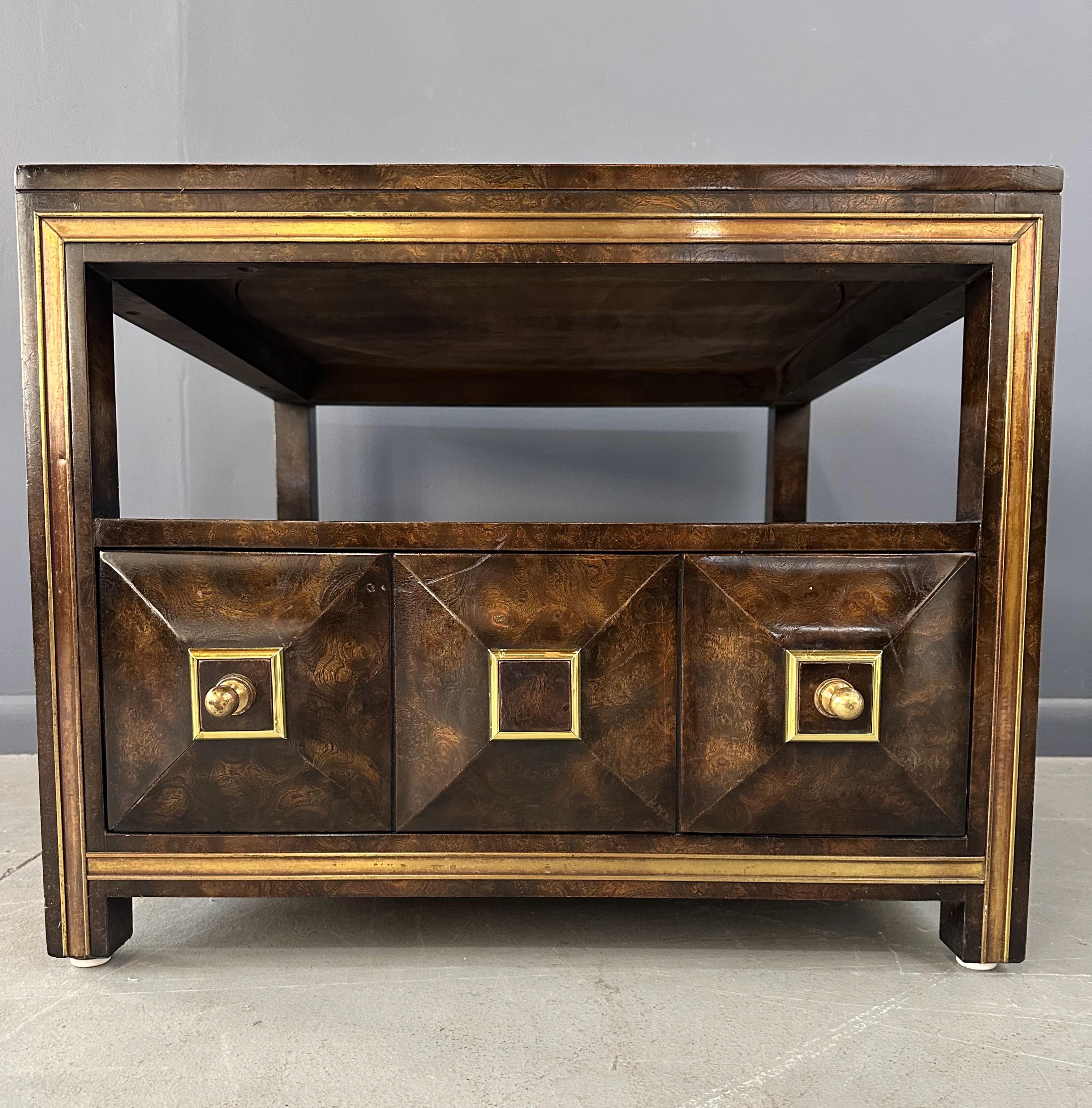 Realizzato con grande maestria, questo tavolino Mastercraft Burl Elm & Brass offre funzionalità ed eleganza. La combinazione di olmo e ottone aggiunge un tocco di lusso, mentre lo spazioso cassetto offre spazio per riporre i tuoi oggetti.