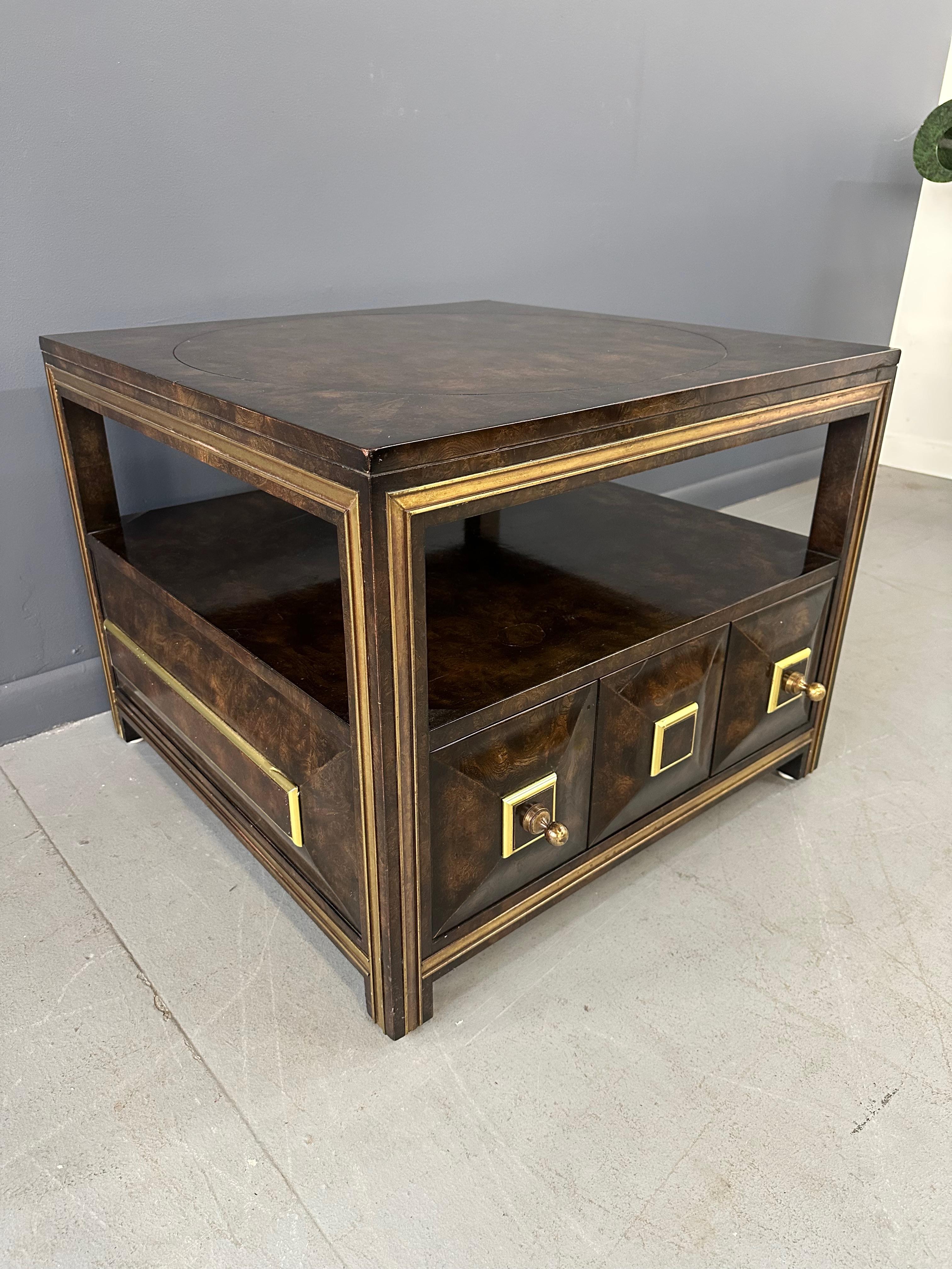 Mid-Century moderno Grande tavolino o comodino Mastercraft in olmo e ottone con cassetto in vendita