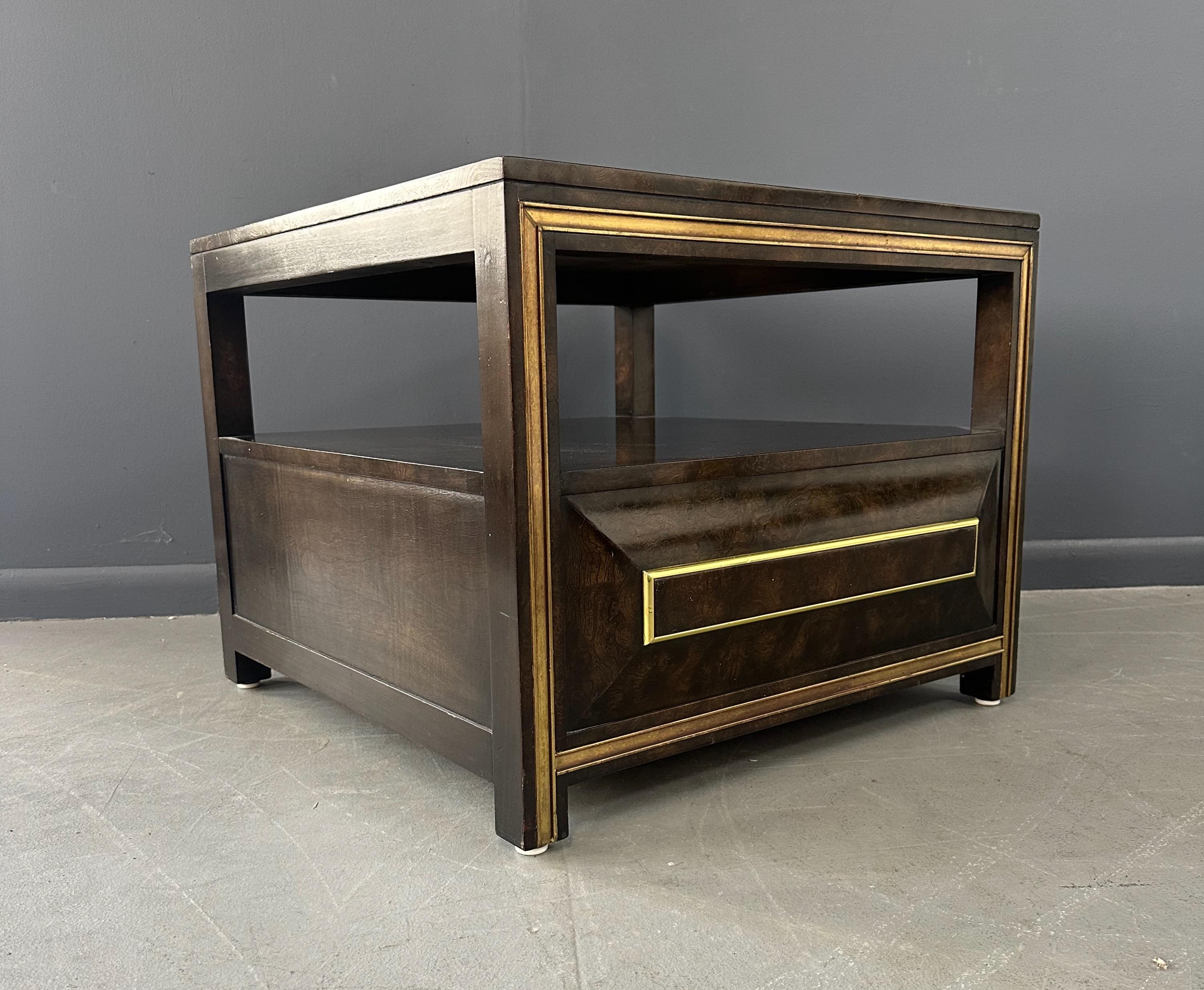 Grande tavolino o comodino Mastercraft in olmo e ottone con cassetto In condizioni buone in vendita a Philadelphia, PA