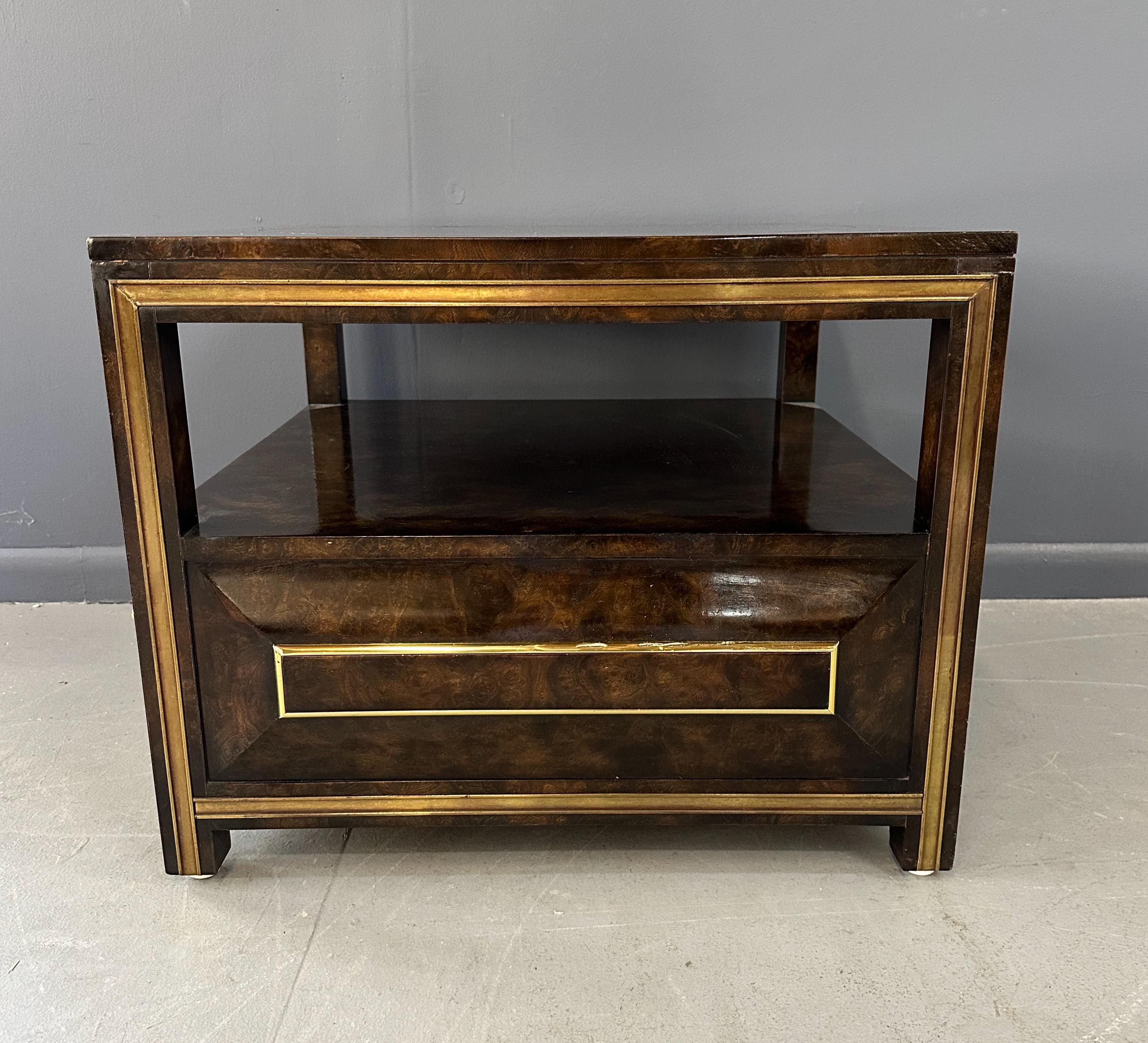 XX secolo Grande tavolino o comodino Mastercraft in olmo e ottone con cassetto in vendita