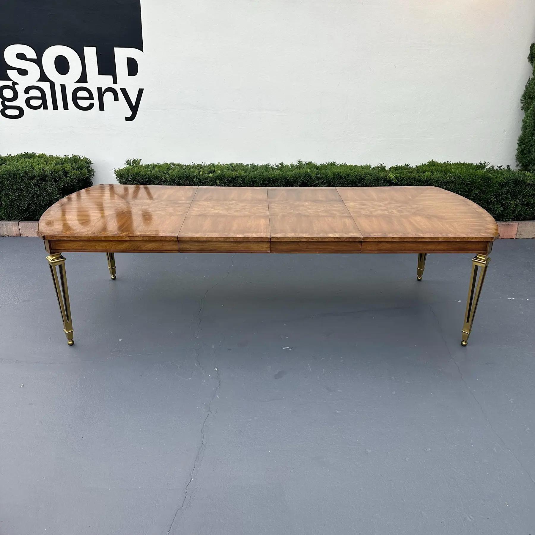 Table de salle à manger en ronce de bois Mastercraft des années 1970, avec des pieds en laiton poli et un plateau en ronce de bois aux motifs saisissants. Comprend deux feuilles de 20 pouces. La longueur est de 108 pouces avec les deux feuilles, 88