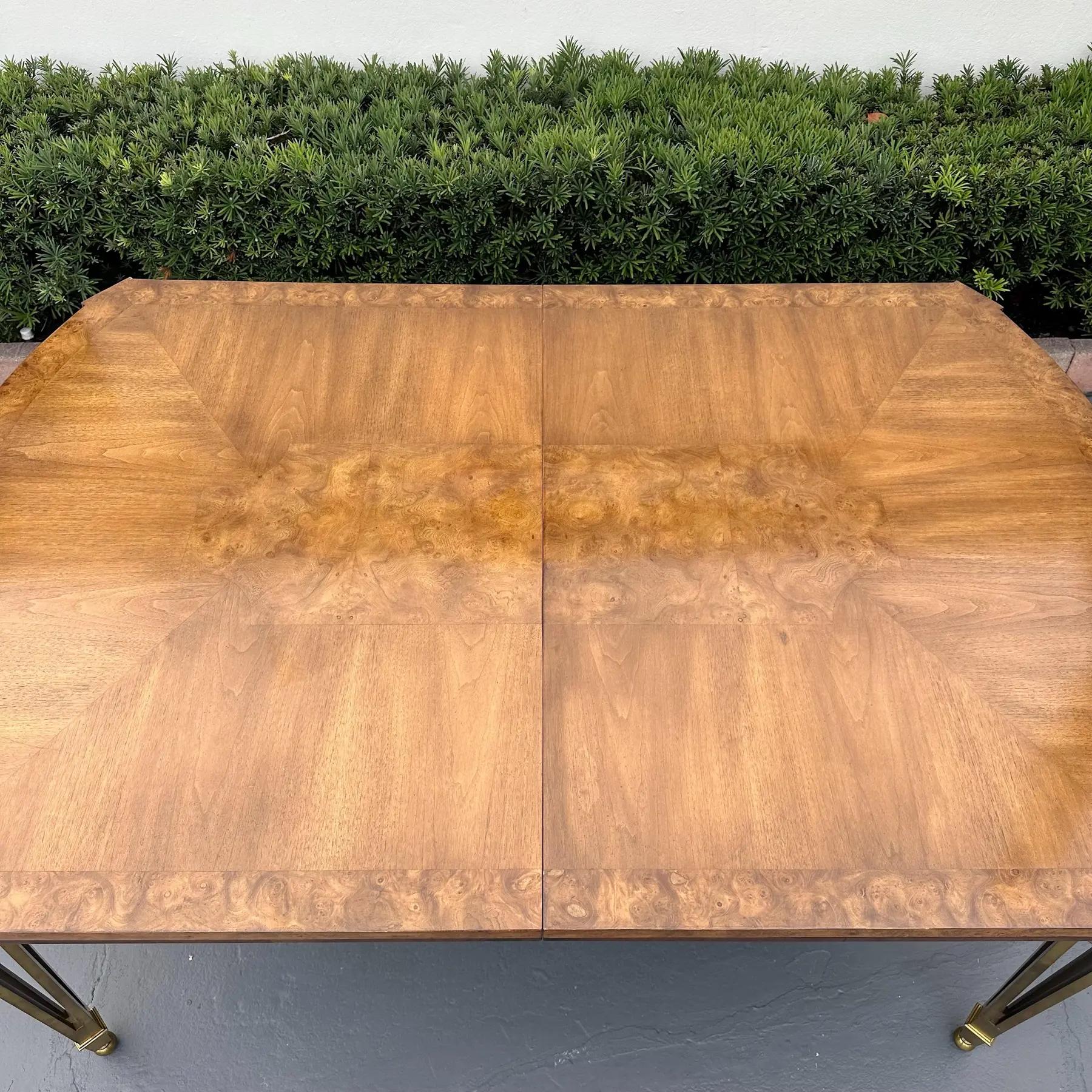 Américain Grande table de salle à manger Mastercraft en bois de ronce et pieds en laiton, années 1970 en vente