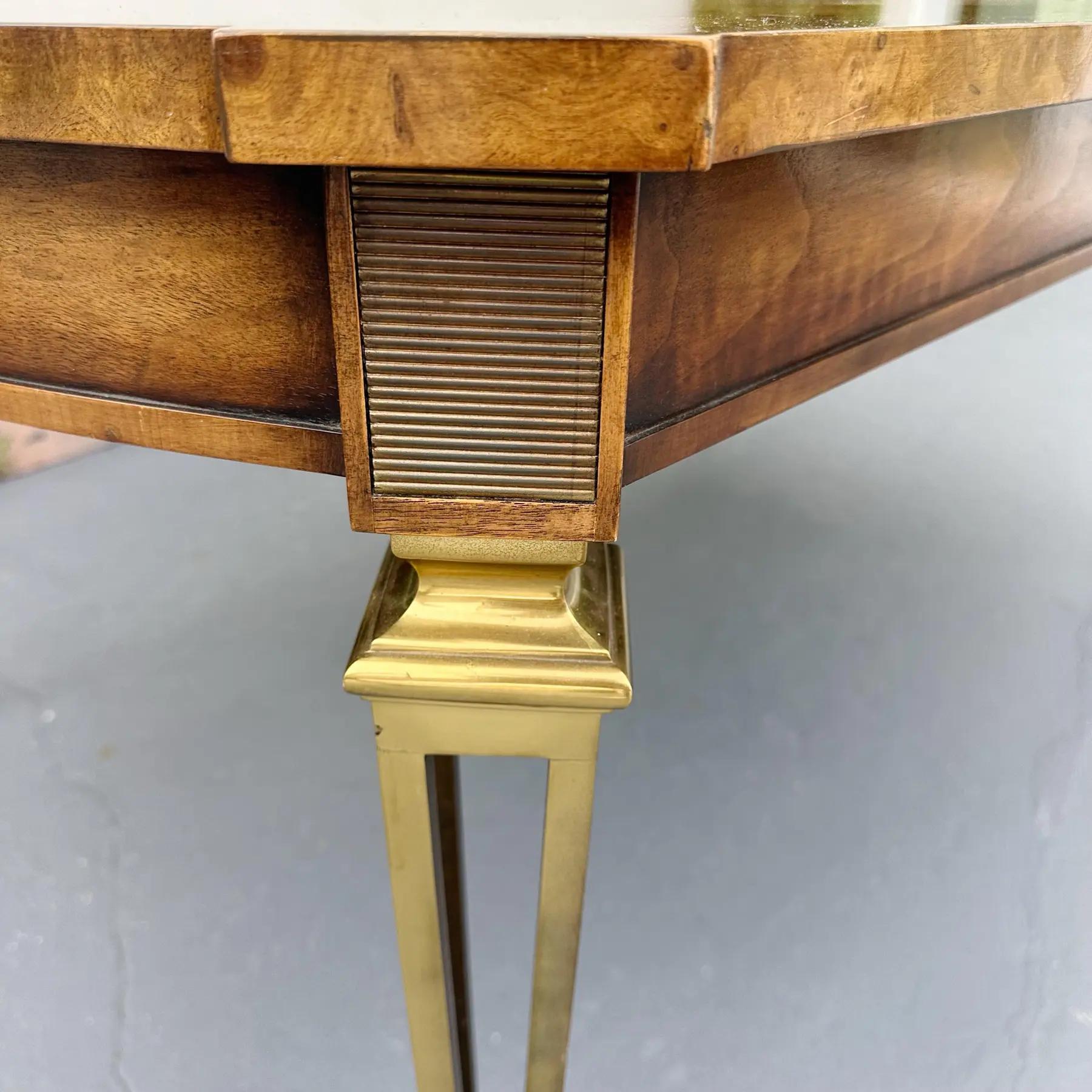 Grande table de salle à manger Mastercraft en bois de ronce et pieds en laiton, années 1970 Bon état - En vente à West Palm Beach, FL