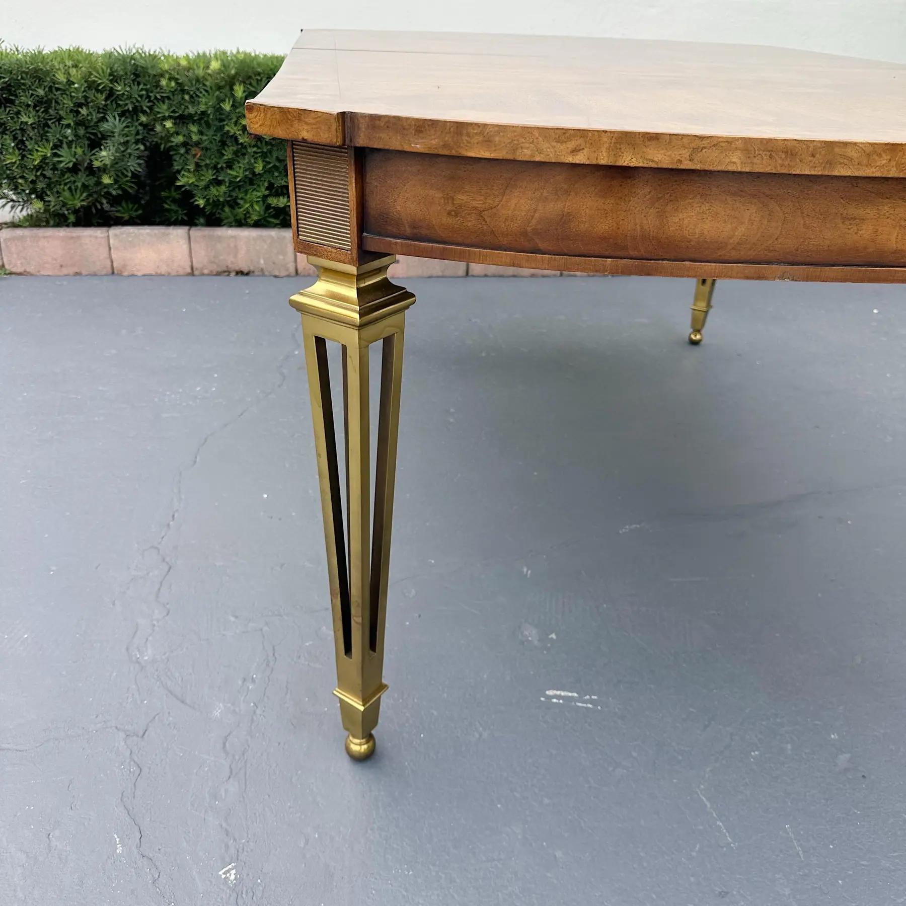 Laiton Grande table de salle à manger Mastercraft en bois de ronce et pieds en laiton, années 1970 en vente