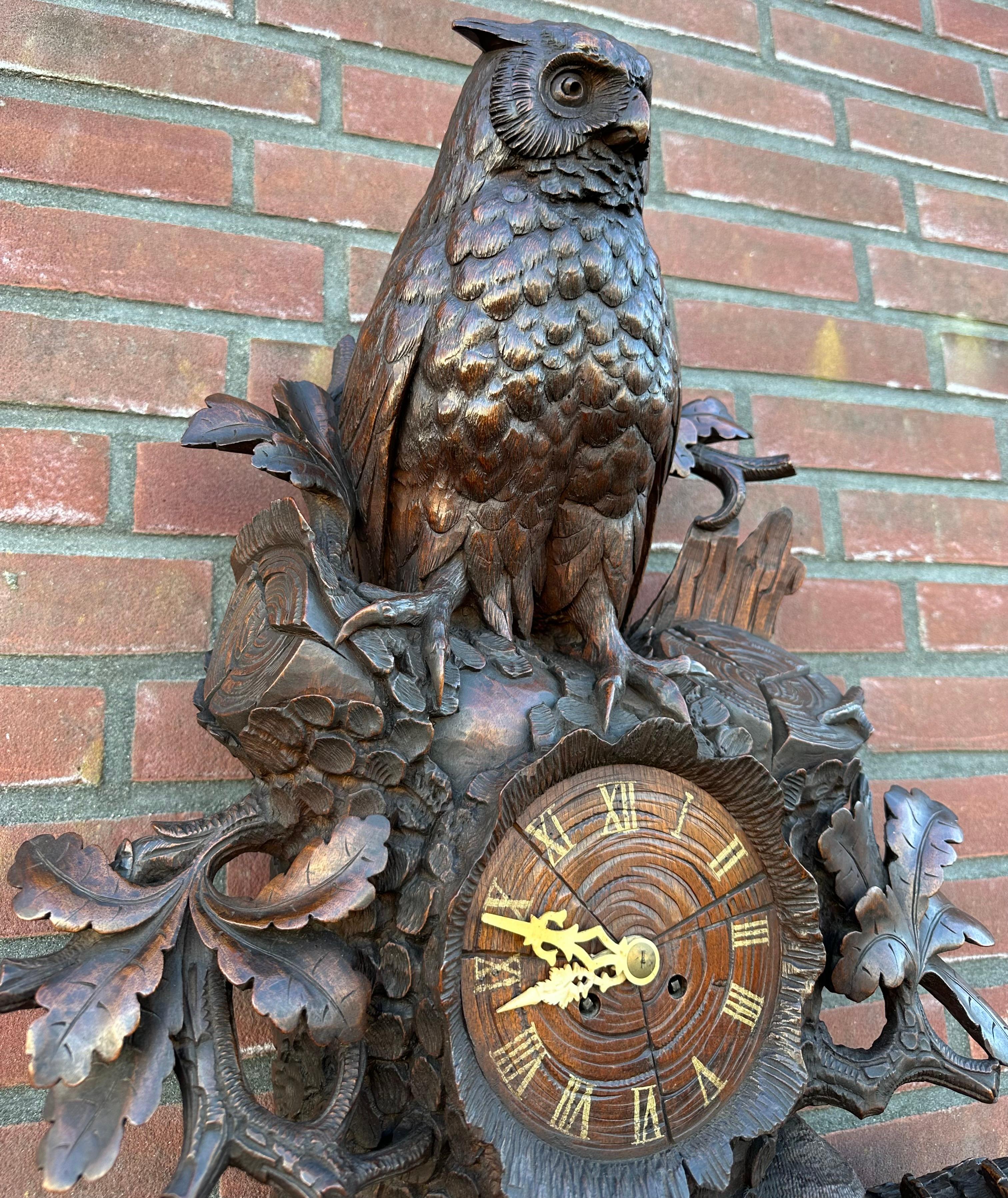 Large Masterly Carved Black Forest Nutwood Wall Clock w. Owl Sculpture & Bracket In Good Condition In Lisse, NL
