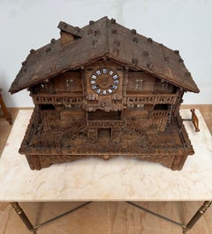 Grosses meisterhaft geschnitztes Schweizer Black Forest Nussbaum Chalet mit Uhr und Spieluhr