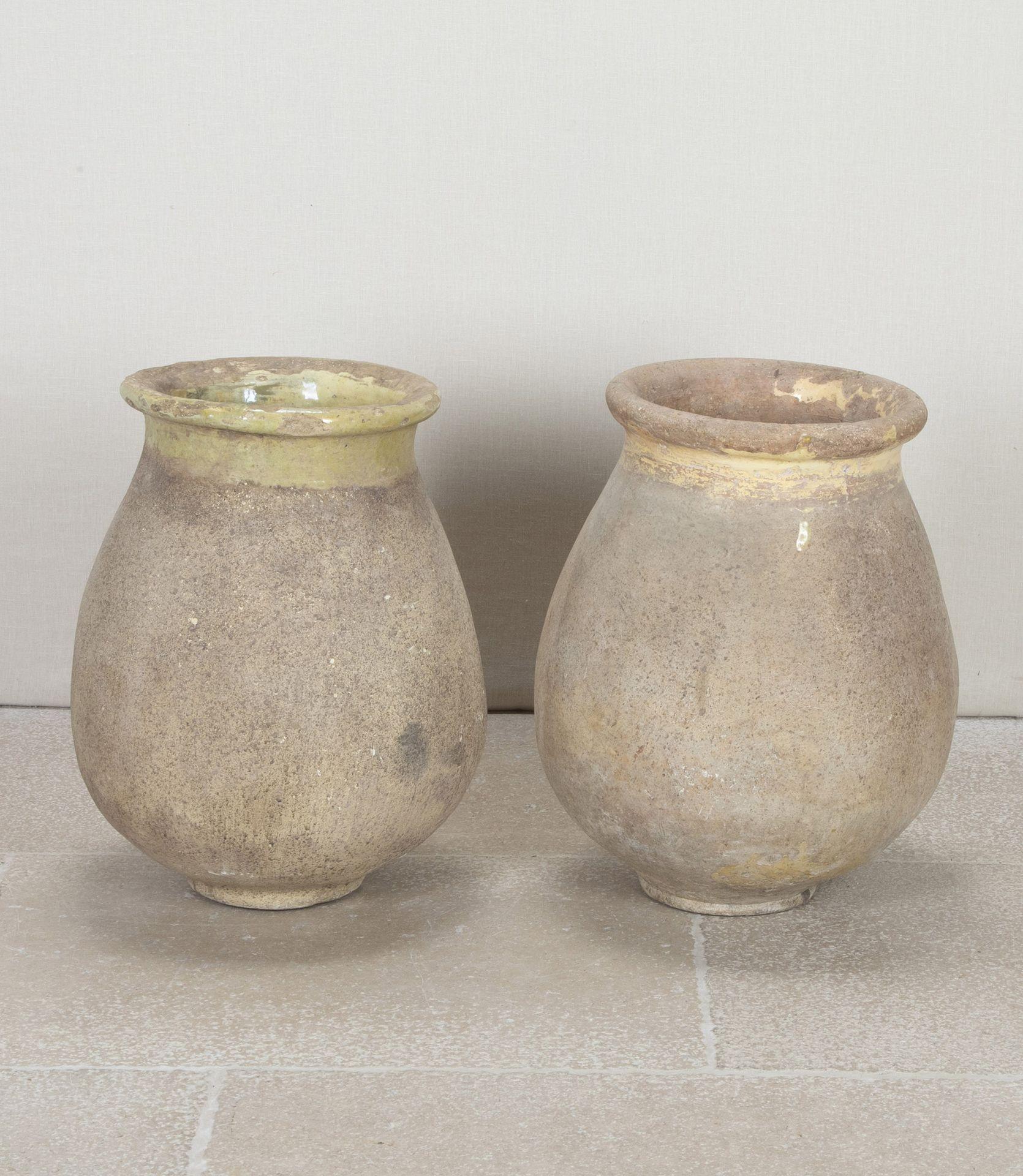 Pareja de macetas Biot tradicionales francesas de principios del siglo XIX. 
Con vidriado amarillo ocre desgastado en el borde y los interiores. Hacia 1820-30.
El pueblo de Biot (en la Costa Azul, cerca de Antibes) era famoso por la calidad de sus