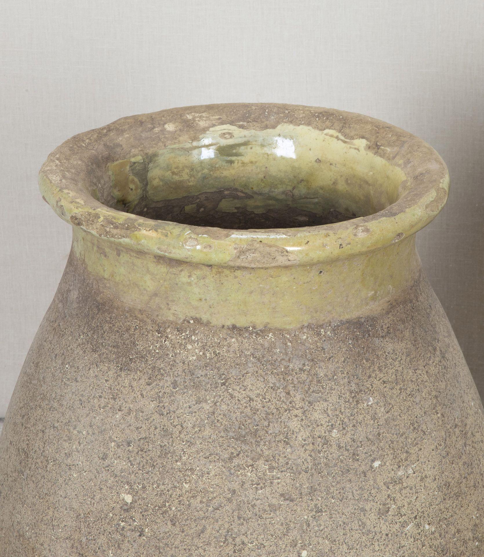 Gran pareja emparejada de tarros de aceitunas Biot de principios del siglo XIX Loza de barro en venta