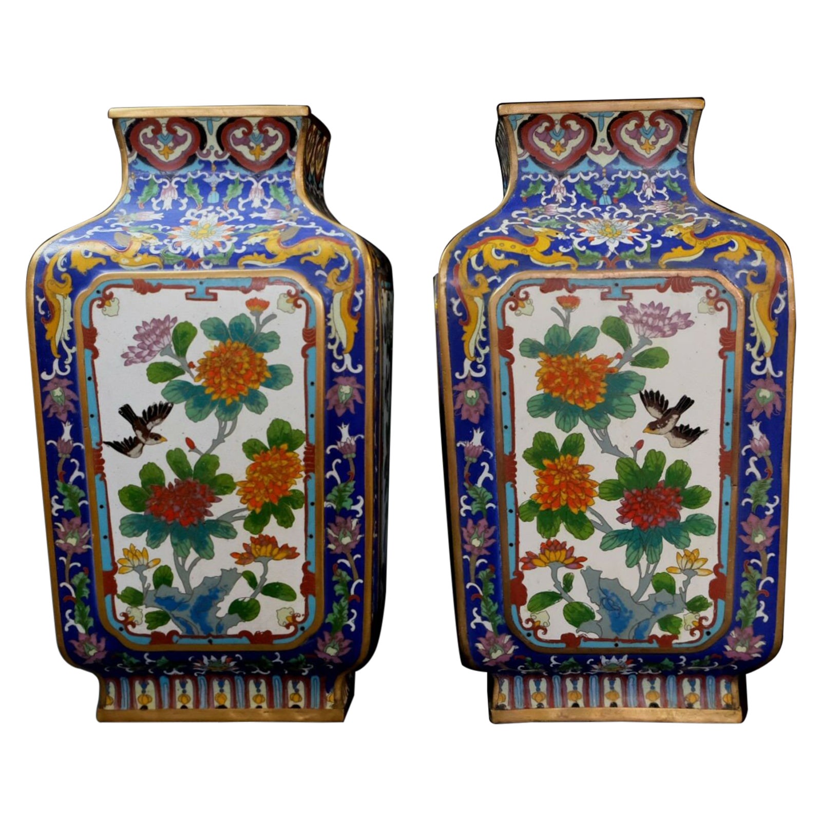 Grande paire de vases en bronze chinois émaillés cloisonnés assortis