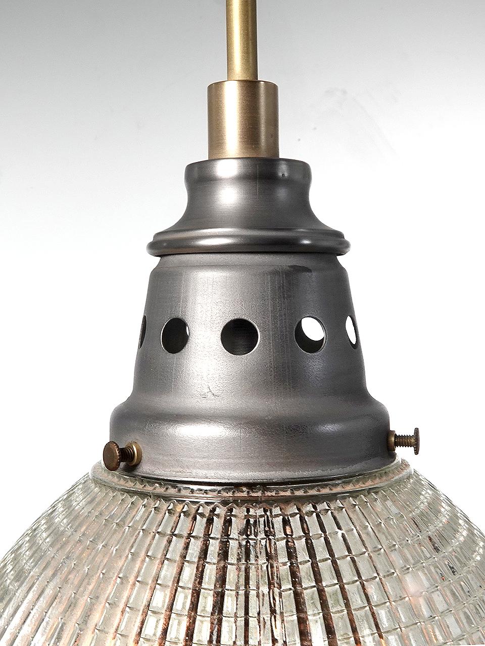 Industriel Grande paire assortie de pendentifs carrés en Holophane avec dôme en vente