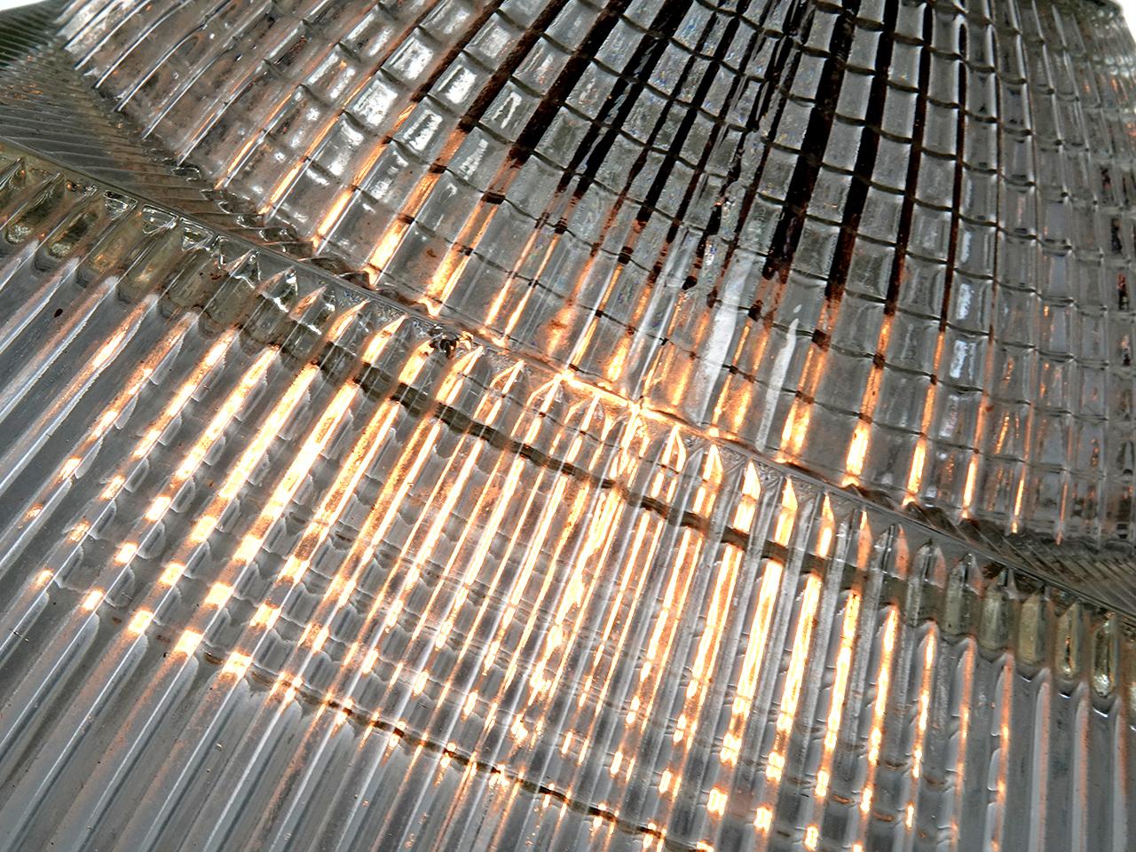 Américain Grande paire assortie de pendentifs carrés en Holophane avec dôme en vente