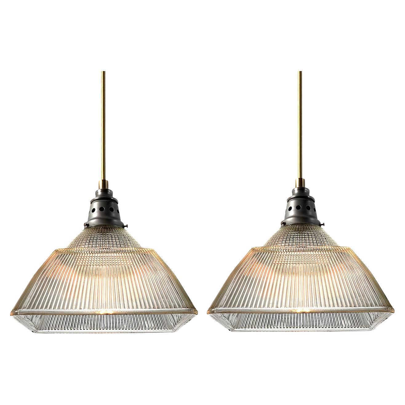 Grande paire assortie de pendentifs carrés en Holophane avec dôme en vente