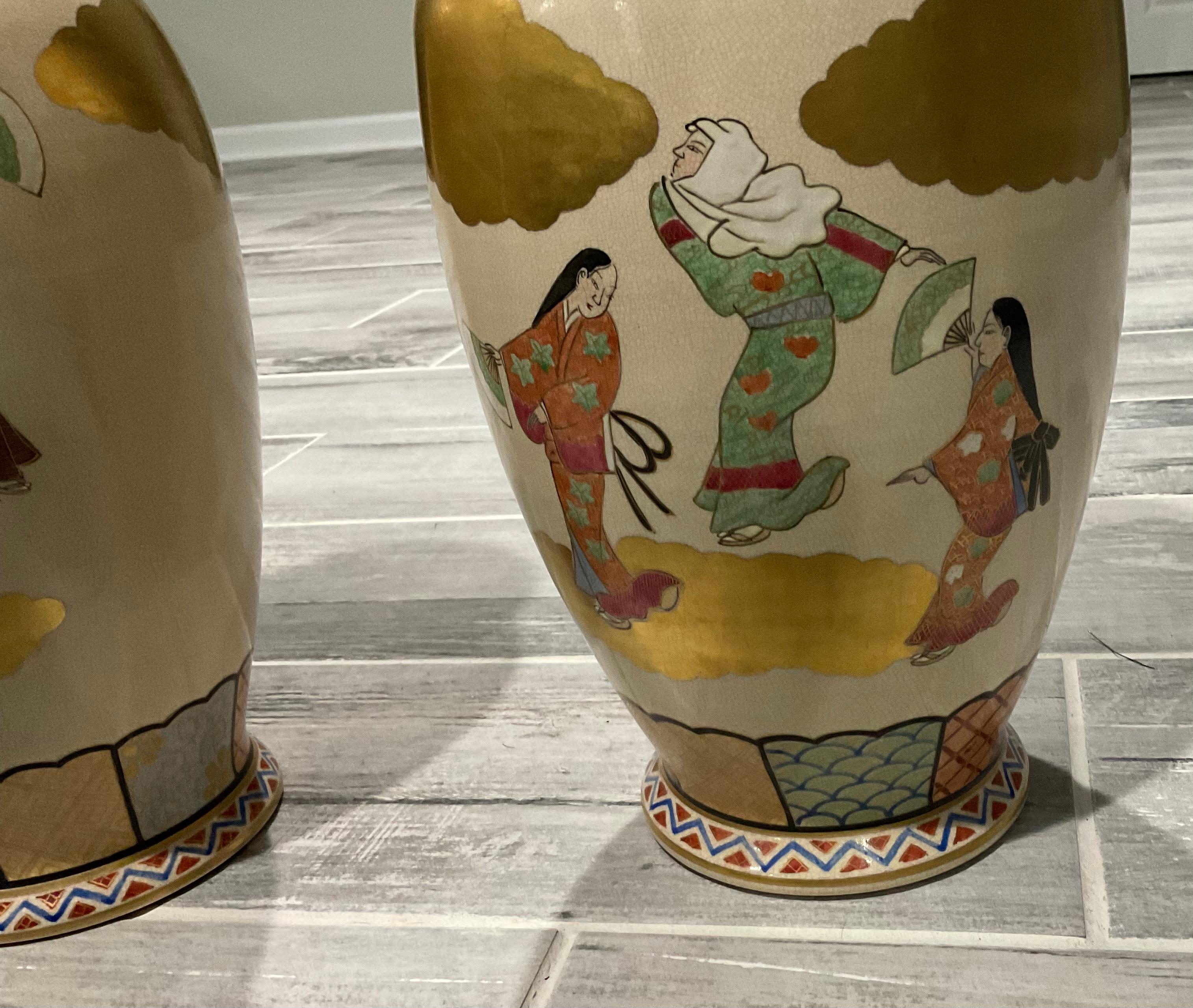 LARGE Passendes Paar figurale Satsuma-Meiji-Vasen mit Wolken und Blattgold  (Japanisch) im Angebot