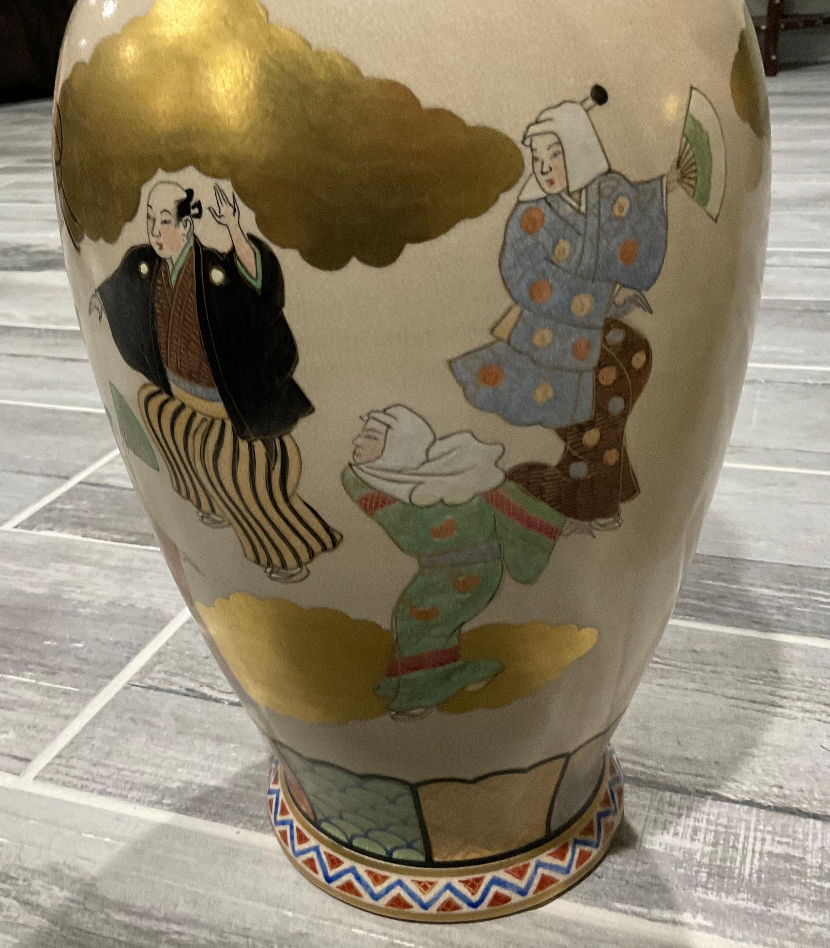 Début du 20ème siècle Grande paire de vases assortis Satsuma de l'ère Meiji, motifs figuratifs en nuages et feuilles d'or  en vente
