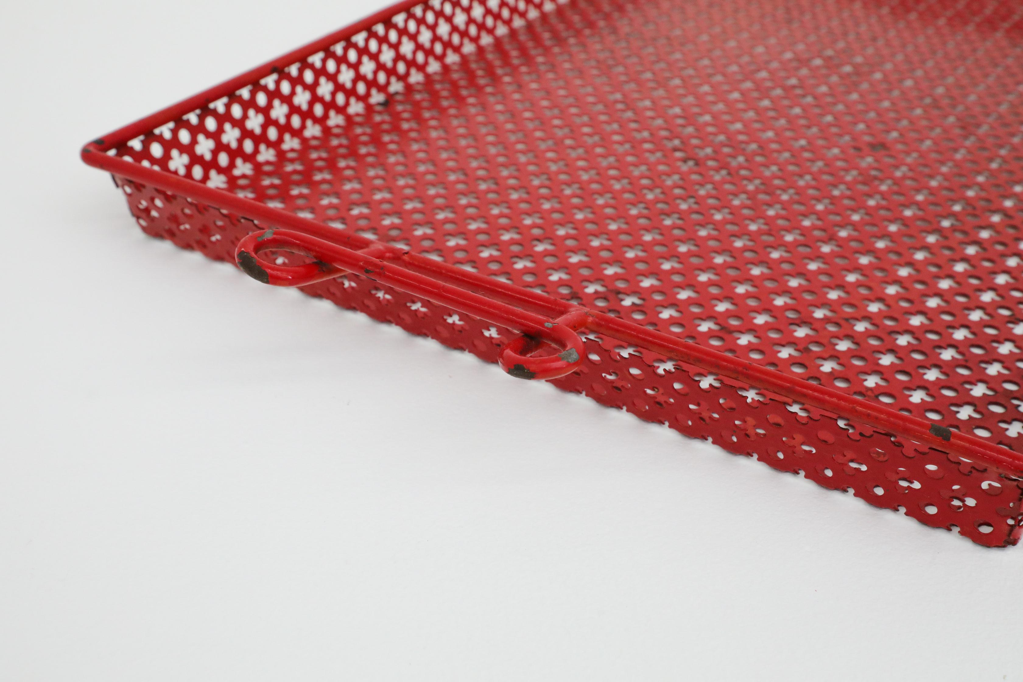 Bandeja grande de servir de metal perforado esmaltado rojo Mathieu Mategot en venta 2