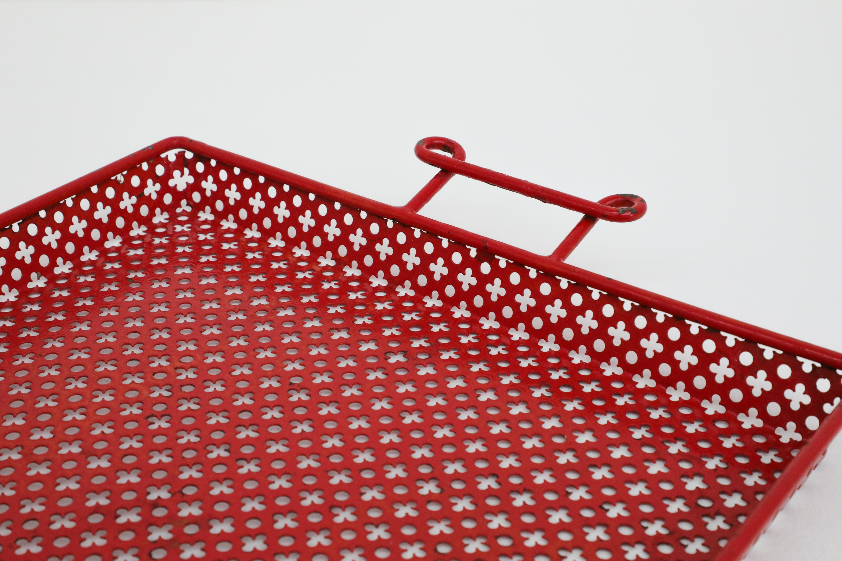 Bandeja grande de servir de metal perforado esmaltado rojo Mathieu Mategot en venta 4