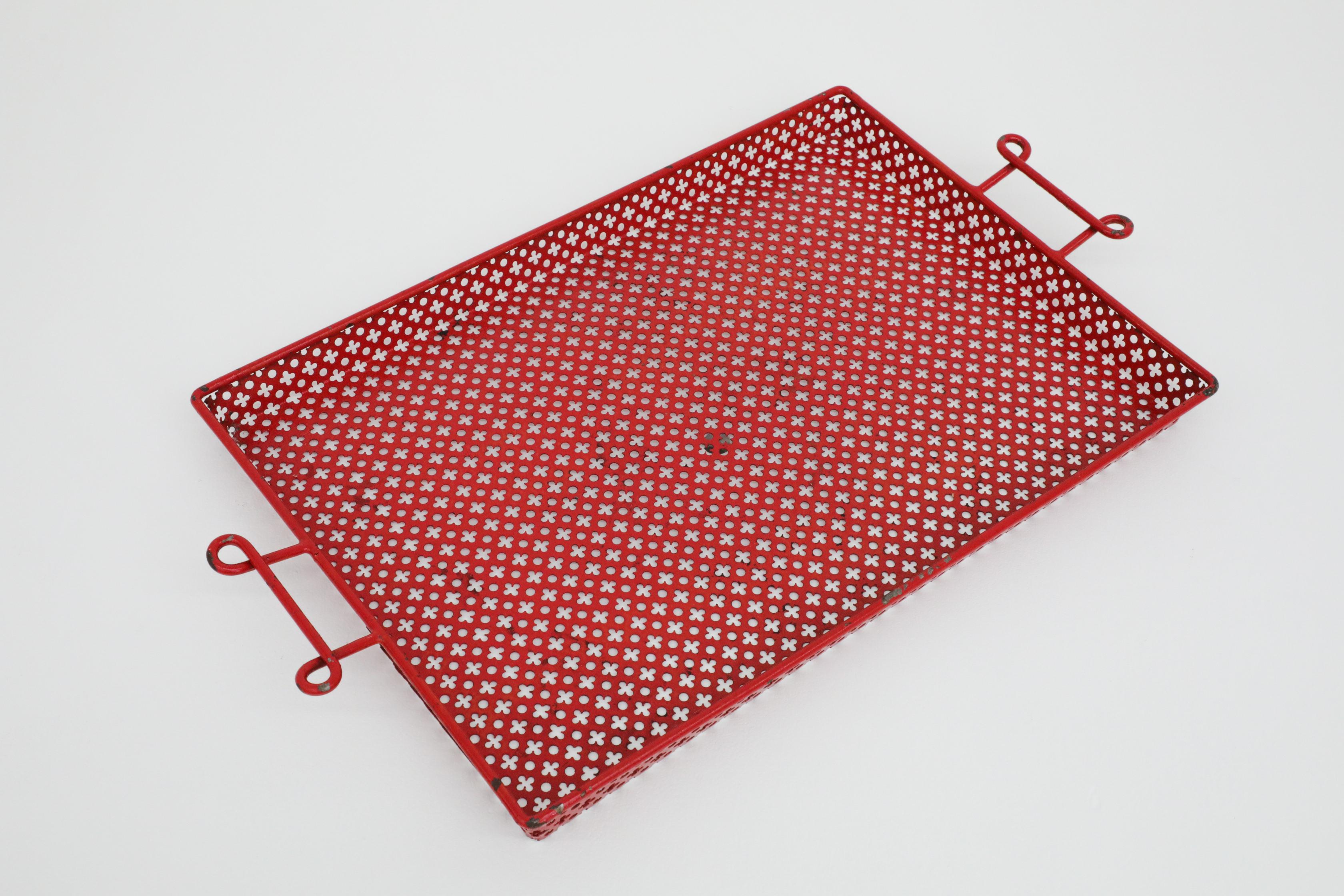 Bandeja grande de servir de metal perforado esmaltado rojo Mathieu Mategot en venta 6