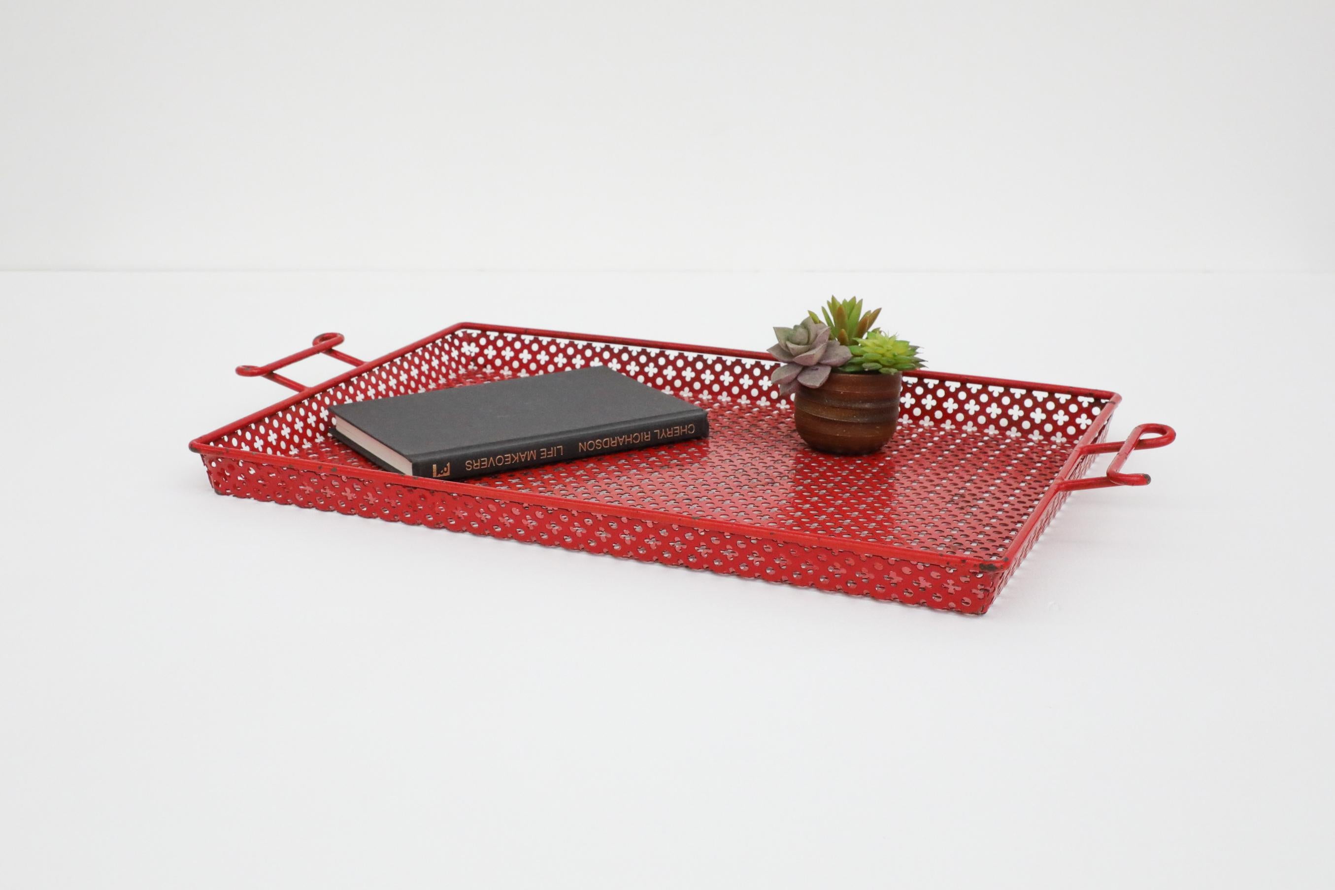 Gran bandeja de servir Mathieu Mategot de chapa perforada esmaltada en rojo, con marco curvo y asas decorativas de alambre. En estado original, con una hermosa pátina y desgaste visible, incluidos arañazos y algunas pérdidas de pintura. Desgaste