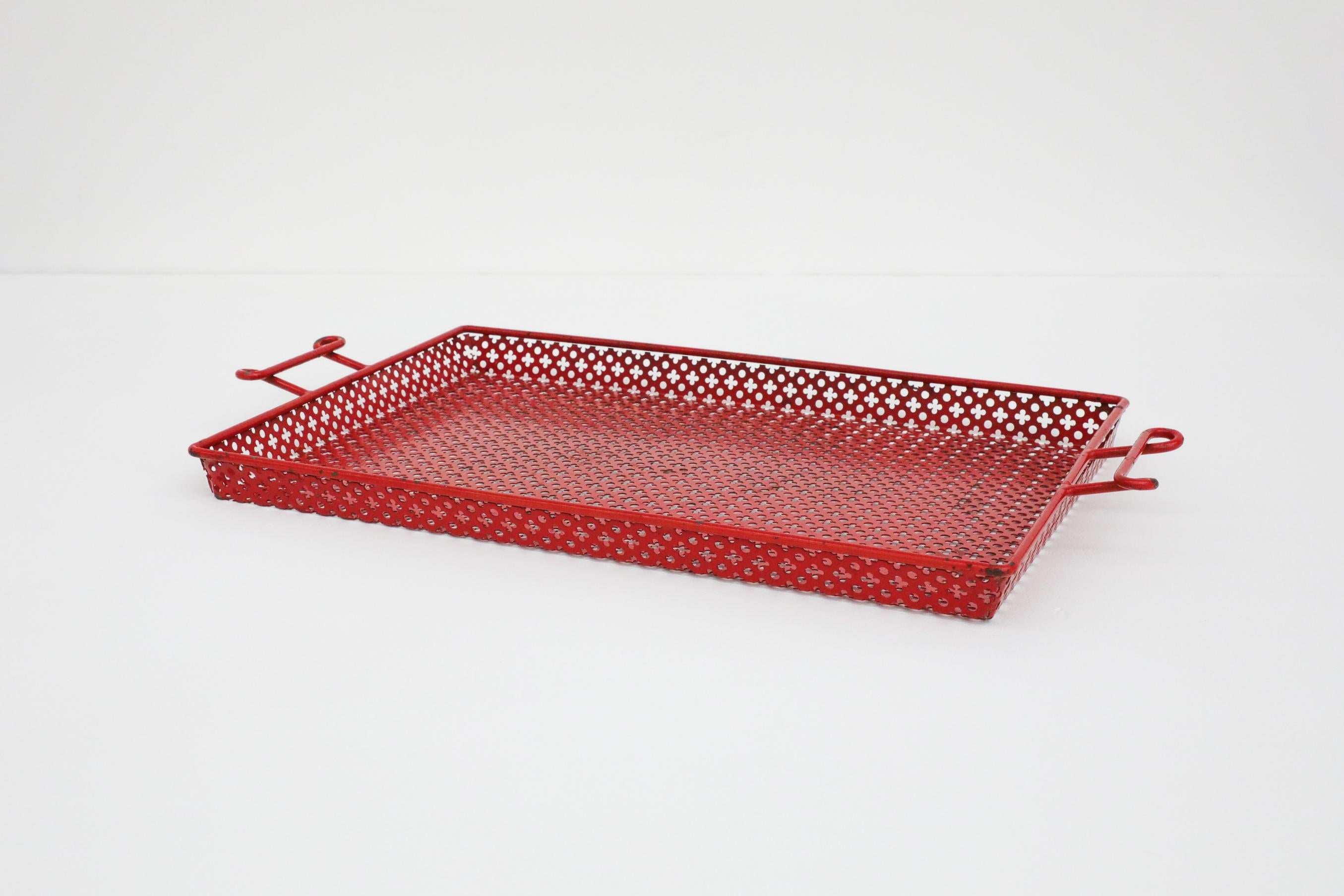 Bandeja grande de servir de metal perforado esmaltado rojo Mathieu Mategot Moderno de mediados de siglo en venta
