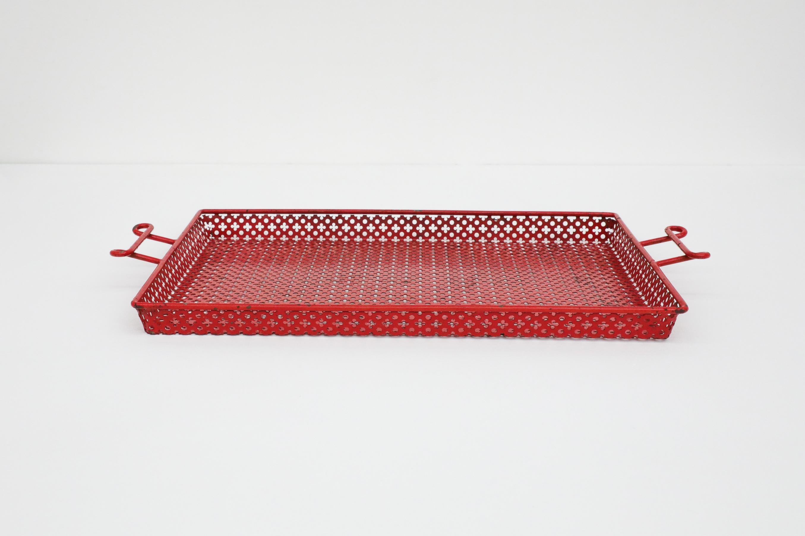 Bandeja grande de servir de metal perforado esmaltado rojo Mathieu Mategot Francés en venta