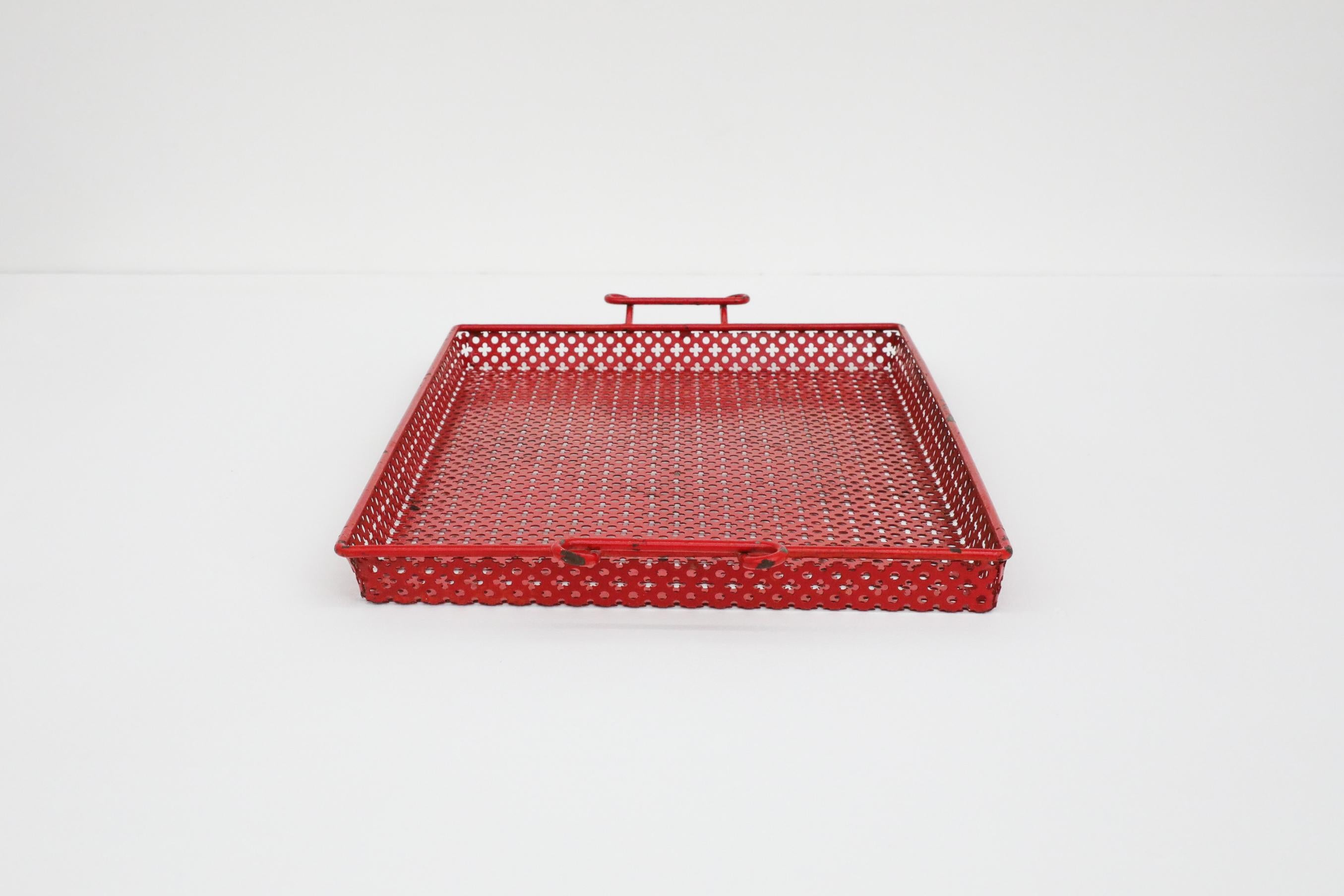 Bandeja grande de servir de metal perforado esmaltado rojo Mathieu Mategot en Bueno estado para la venta en Los Angeles, CA